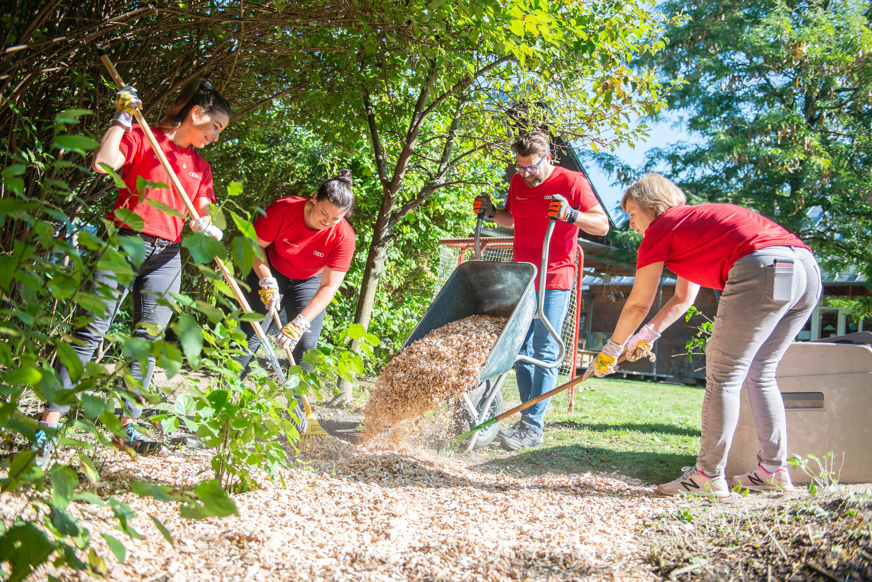 Audi Volunteer Day 2021, digital and analog: employees help in Ingolstadt and Neckarsulm - Audi volunteer day 2021: More than 250 Audi employees have engaged in around 50 projects during their free time in support of social welfare institutions at both...