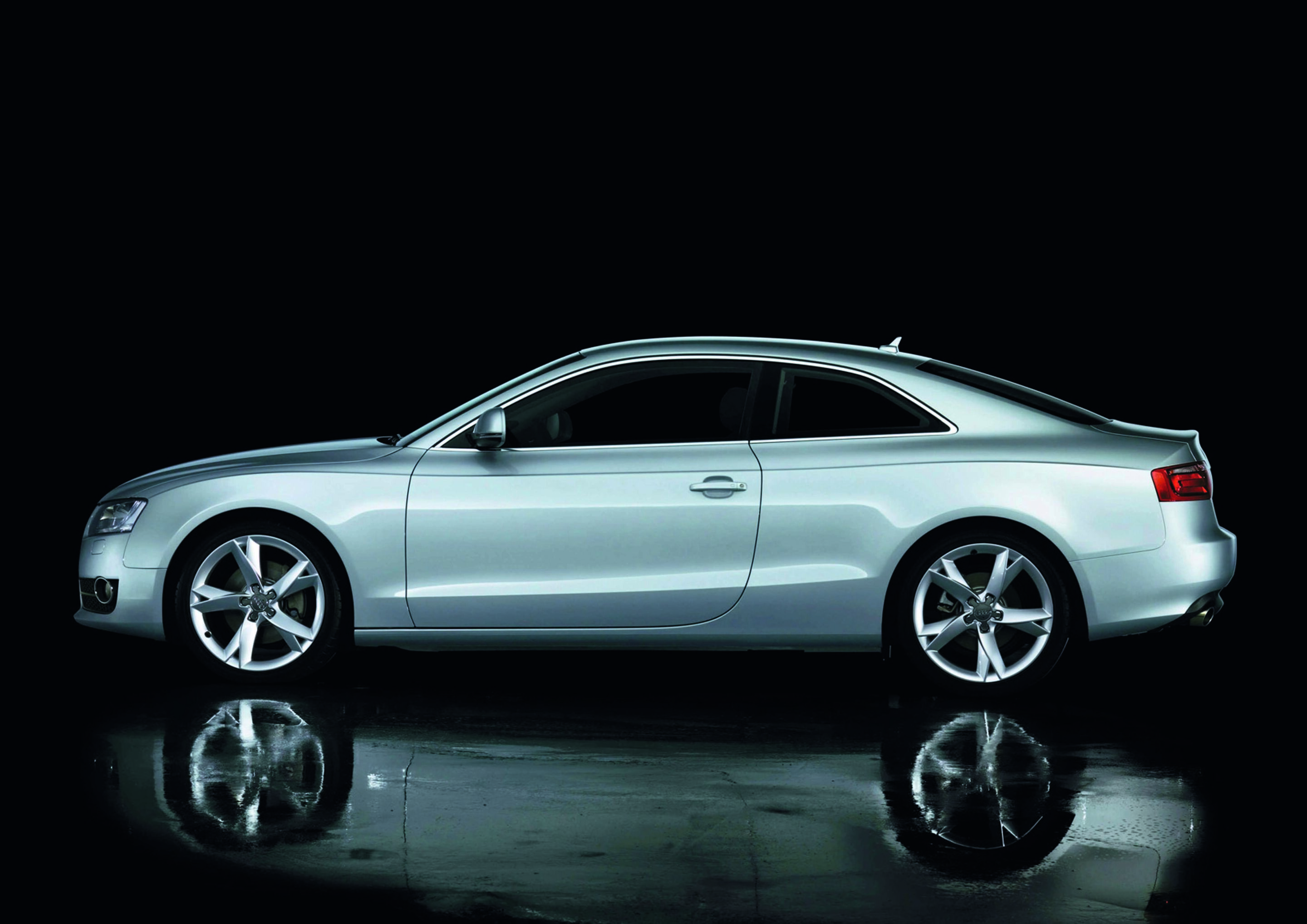 Jubiläumsmagazin Design - Im Audi A5 Coupé finden alle Stärken zusammen, die dem Audi Design heute zu seiner Spitzenstellung verhelfen: souverän modellierte Flächen, präzise Linienführung und ein Schuss sinnlicher Eleganz.