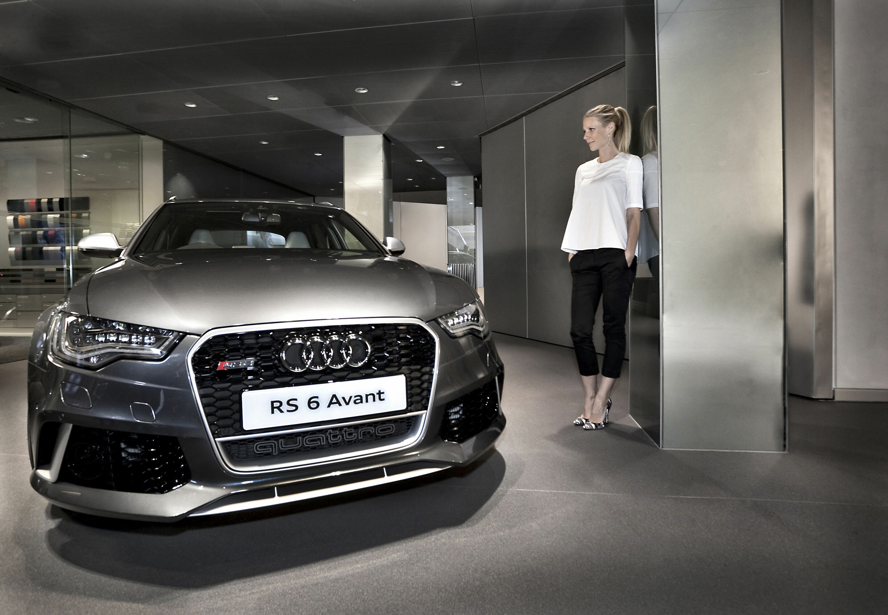 Gwyneth signs new RS 6 Avant for Elton John AIDS Foundation auction