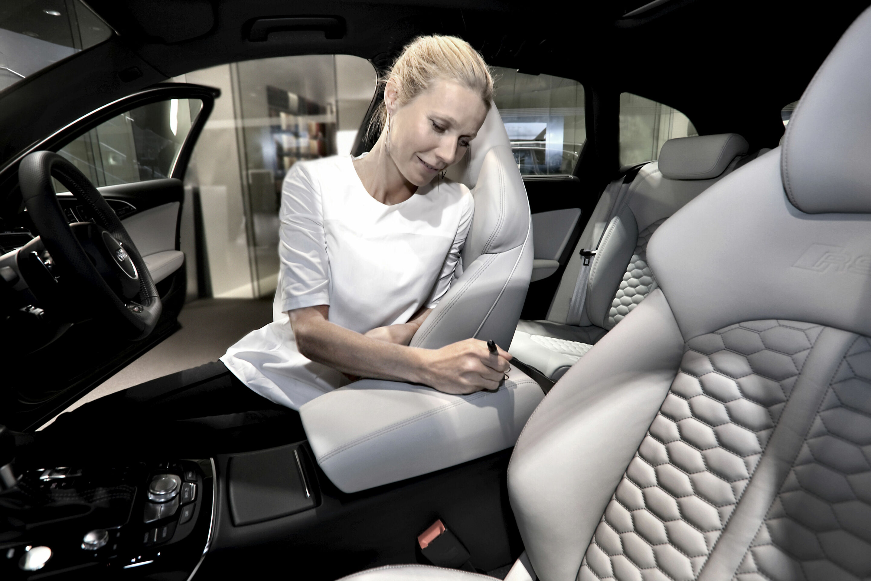 Gwyneth Paltrow signiert den neuen RS 6 Avant für eine Auktion zugunsten der Elton John AIDS Foundation in London.