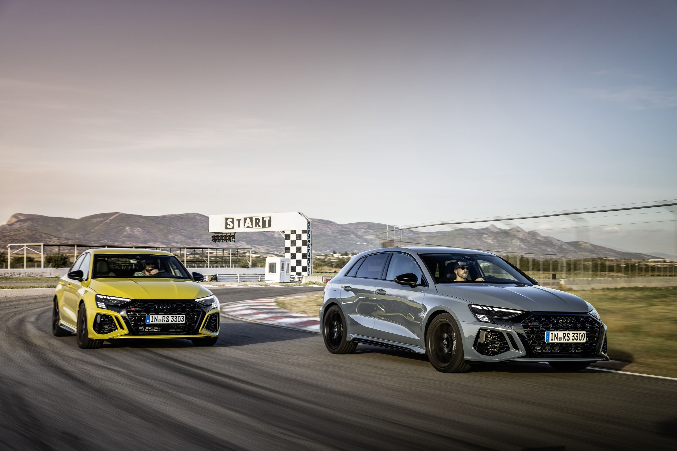 Audi RS 3 Limousine / Audi RS 3 Sportback (2021) - Fahraufnahme,
Farbe: Pythongelb, Kemoragrau