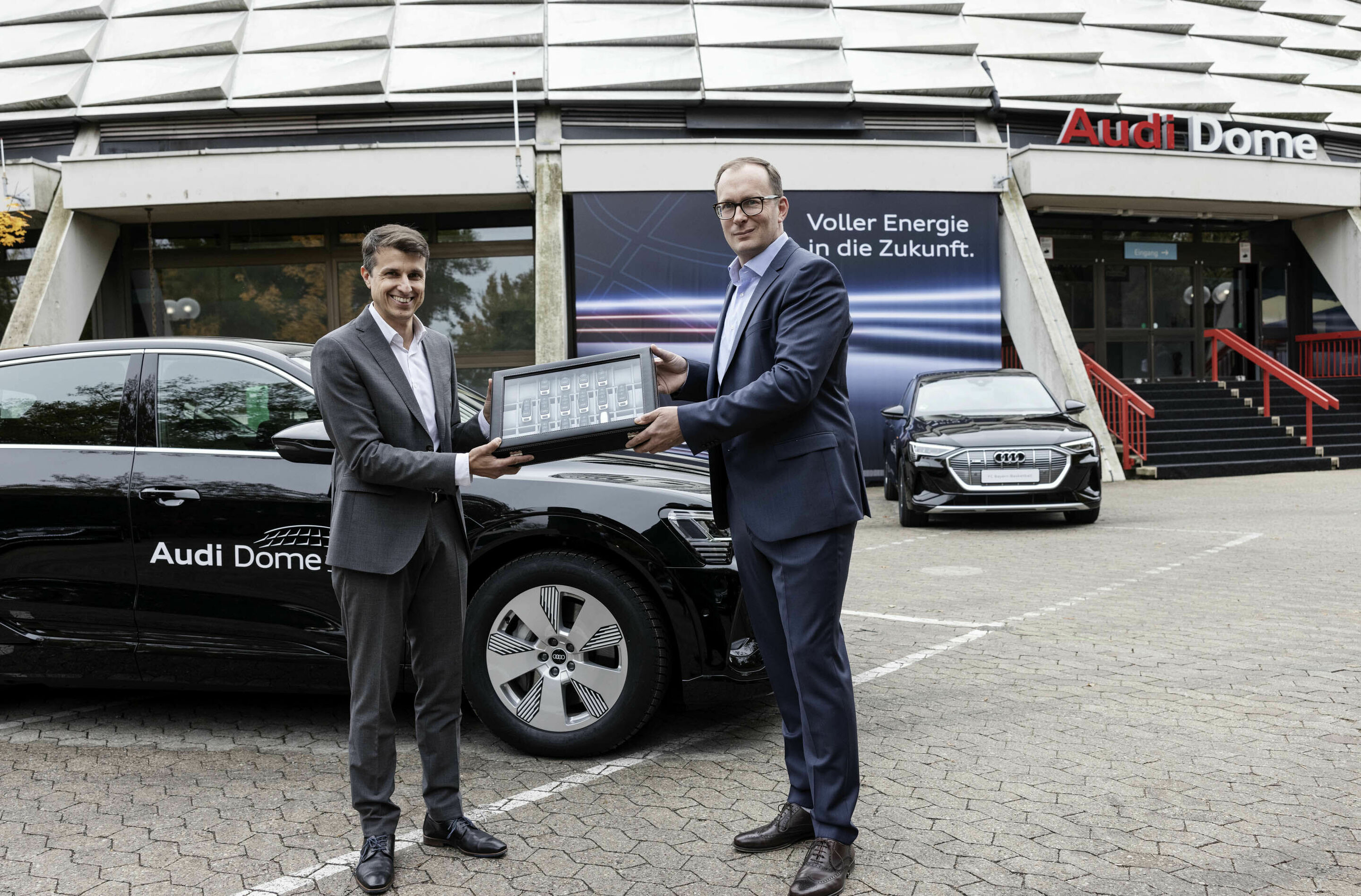 Audi elektrifiziert die Basketballer des FC Bayern - Hubert Link, Audi Marketingleiter Deutschland, übergibt die Schlüssel der elektrifizierten Flotte an Fabian Fischer, Chief Business Officer FC Bayern Basketball (v.l.n.r.).

(Hinweis: Alle abgebildeten...