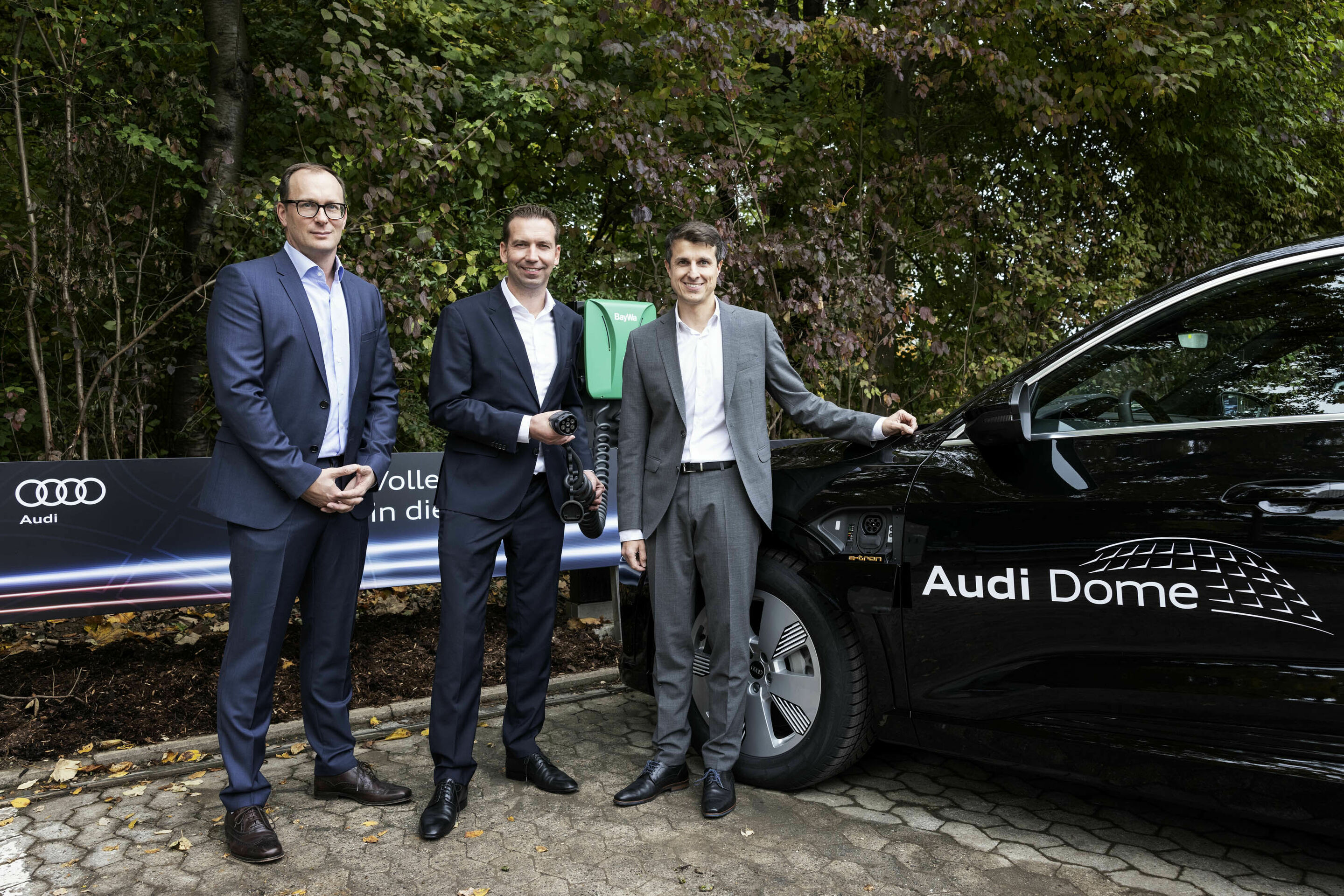 Audi elektrifiziert die Basketballer des FC Bayern - Gemeinsam mit der Mannschaft und Hauptsponsor BayWa AG ging auch die neue Ladeinfrastruktur am Audi Dome in Betrieb (v.l.n.r.): Fabian Fischer, Chief Business Officer FC Bayern Basketball; Christian...