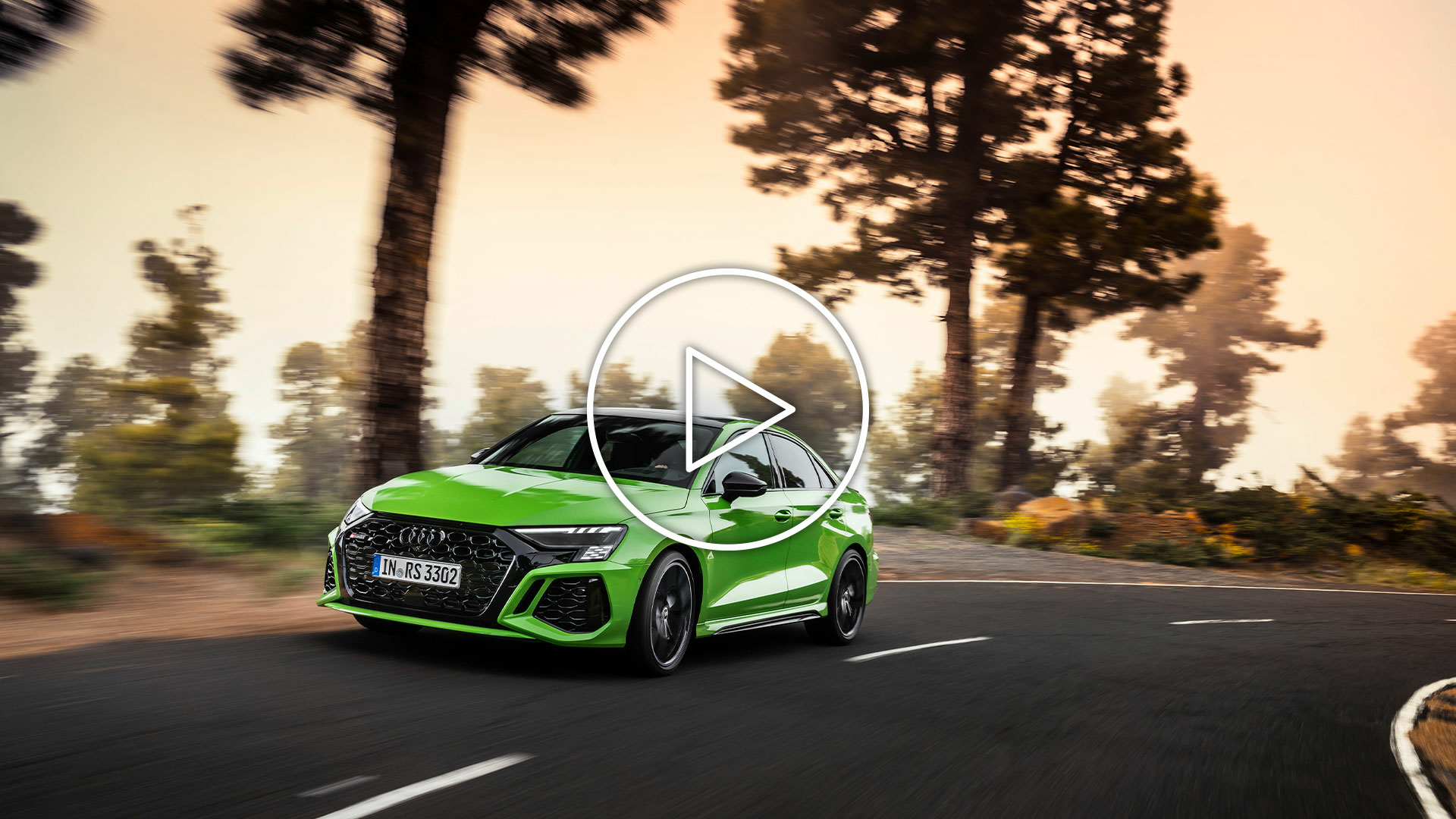 Audi RS 3 Limousine - Fahraufnahme,
Farbe: Kyalamigrün