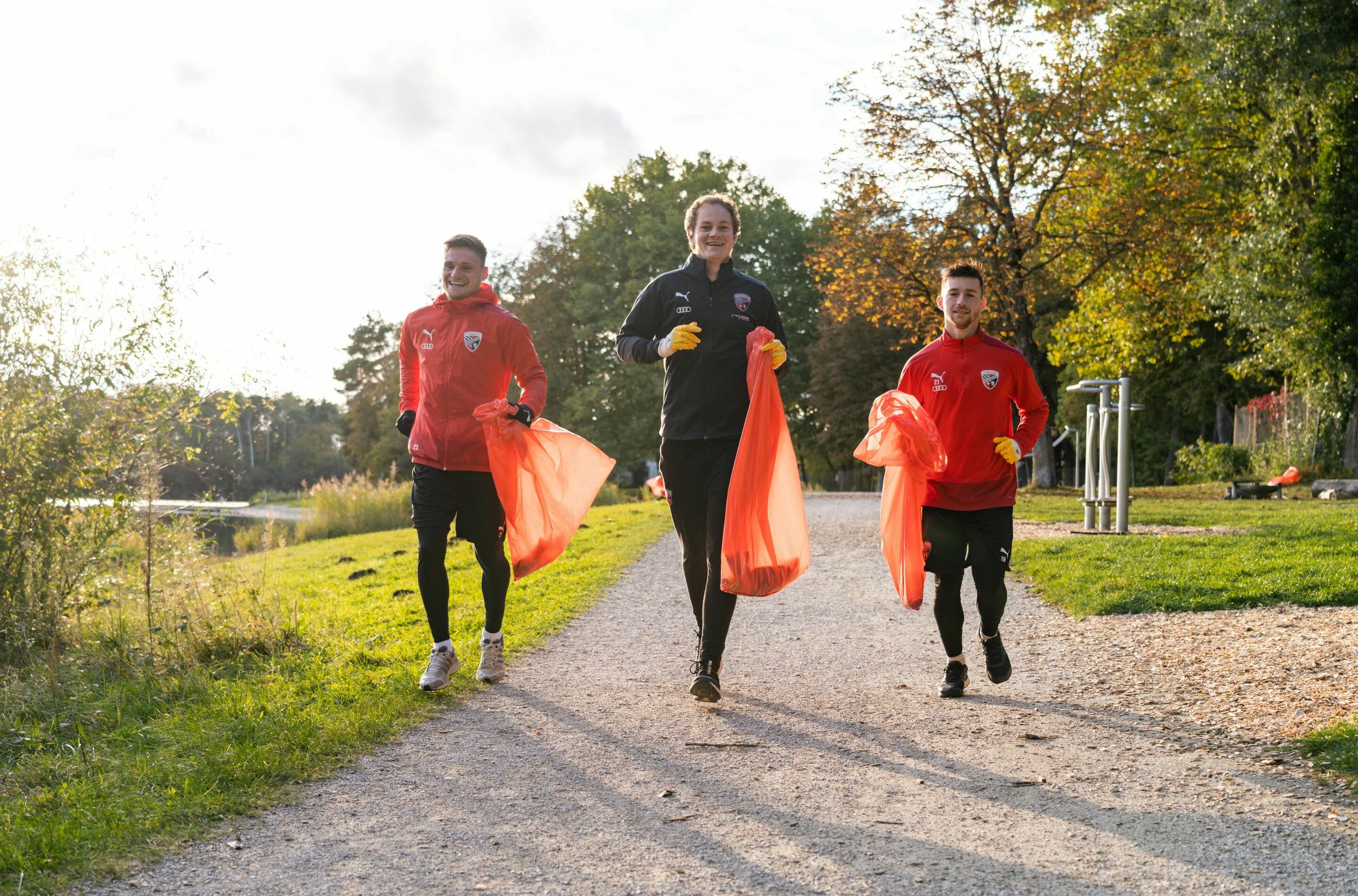 Umweltschutz und Fitness kombiniert - Bei der gemeinsamen Plogging-Aktion der Audi Stiftung für Umwelt mit der Audi BKK und dem FC Ingolstadt sammelten engagierte Profi- und Hobby-Sportler_innen gemeinsam Müll
Mario Götzendörfer (links), Felix Furtmeier...