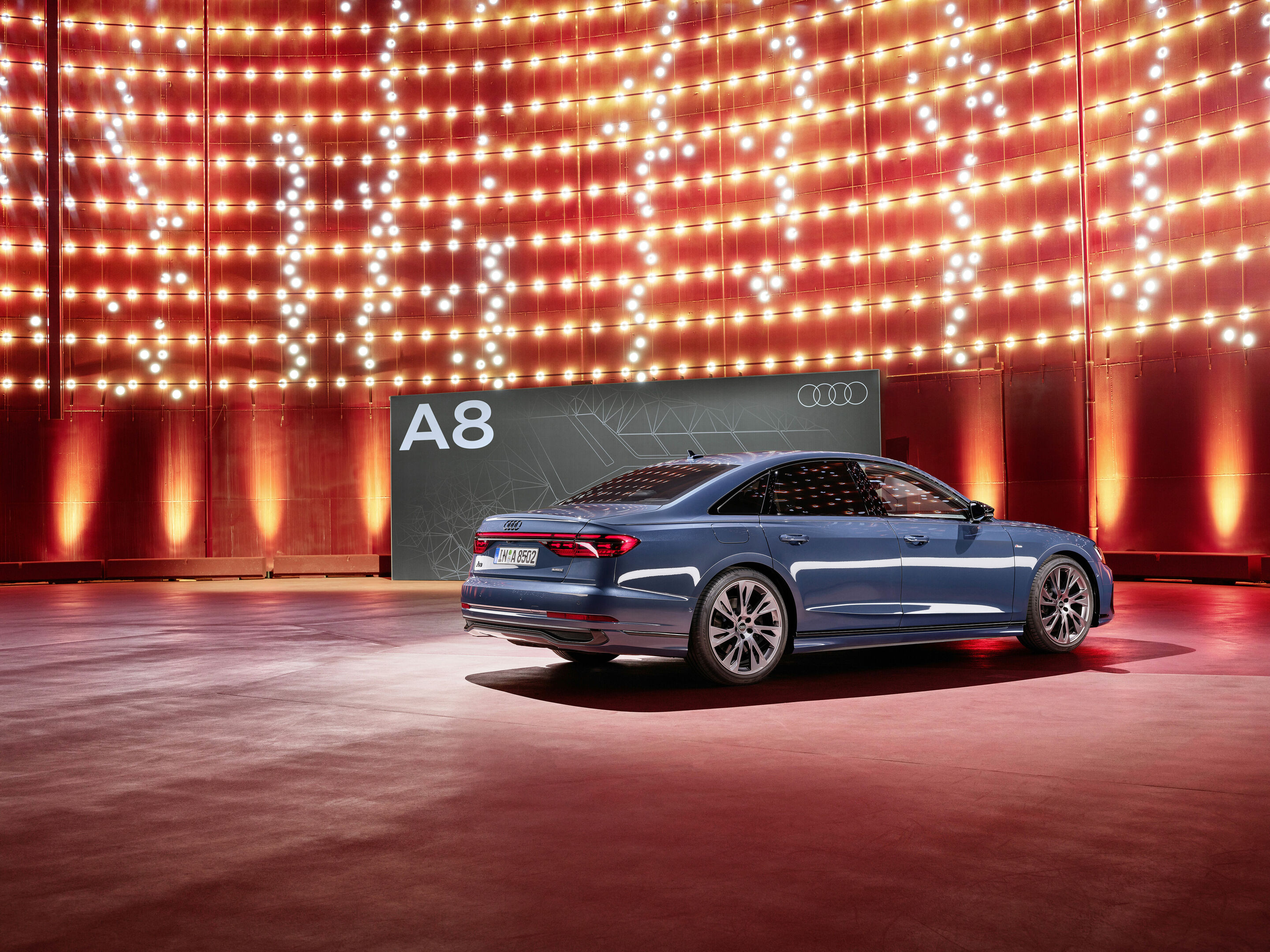 Audi A8 - Standaufnahme;
Farbe: Plasmablau