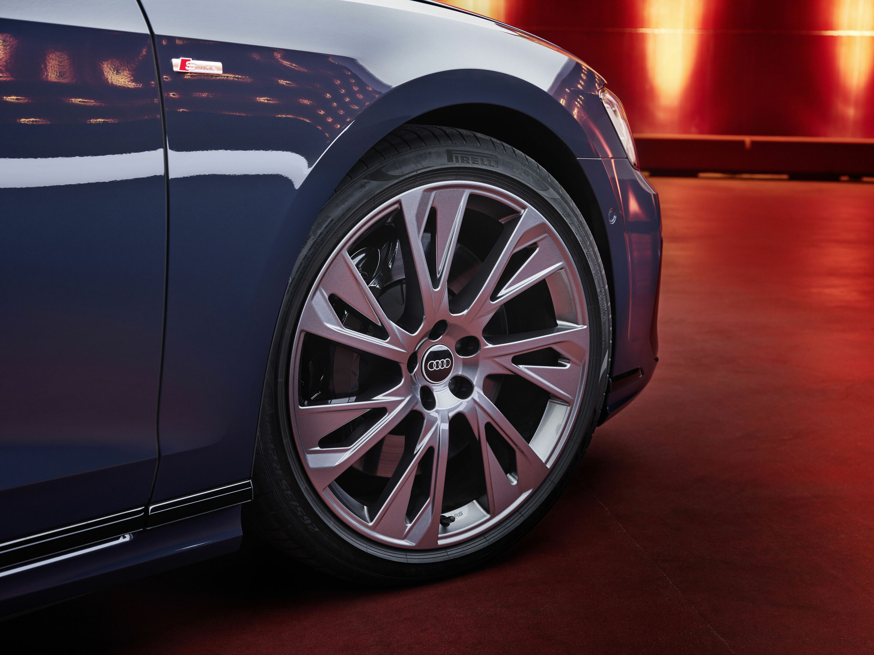 Audi A8 - Detail;
Color: Plasma blue