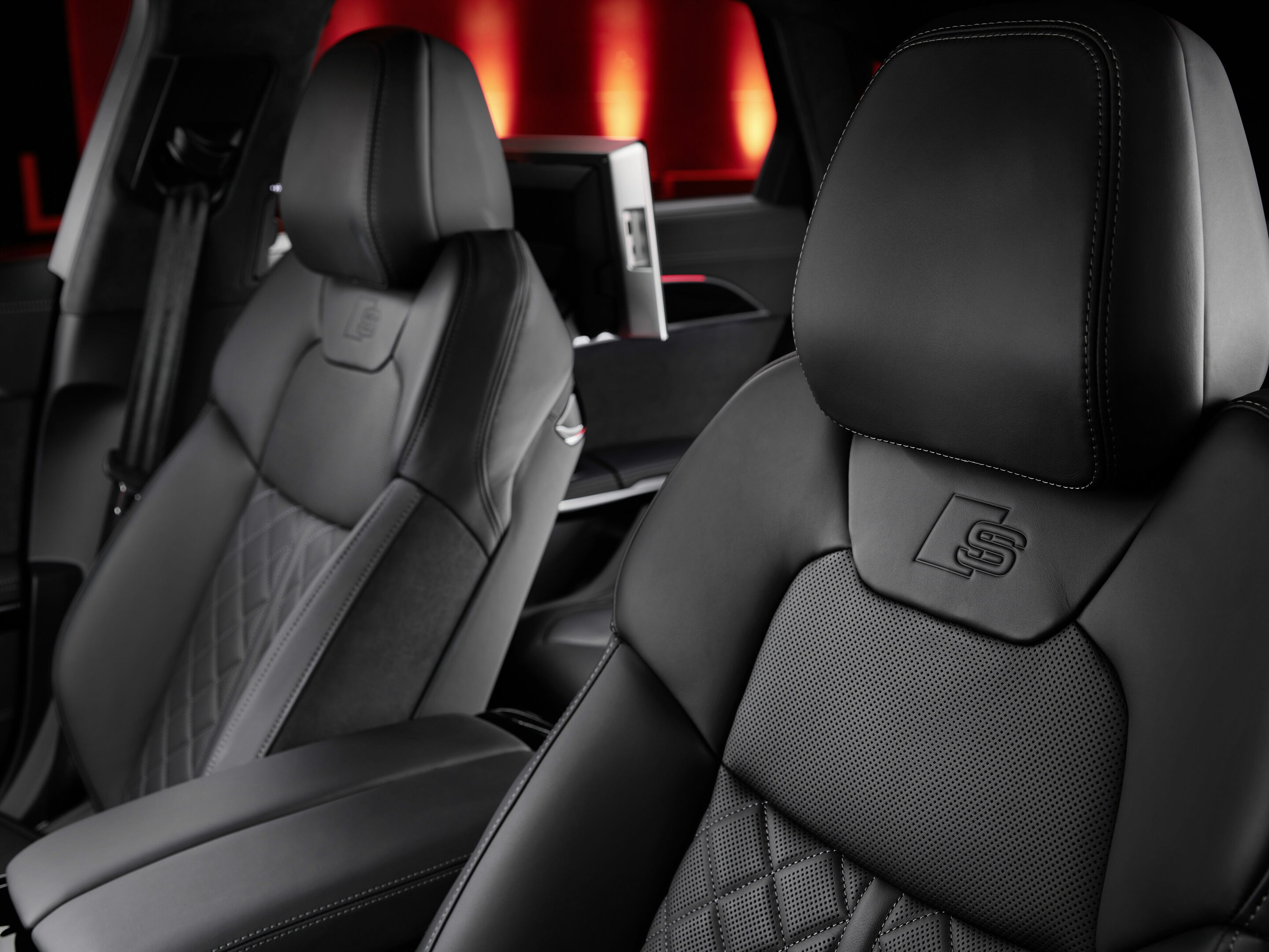 Audi A8 - Detail;
Color: Plasma blue