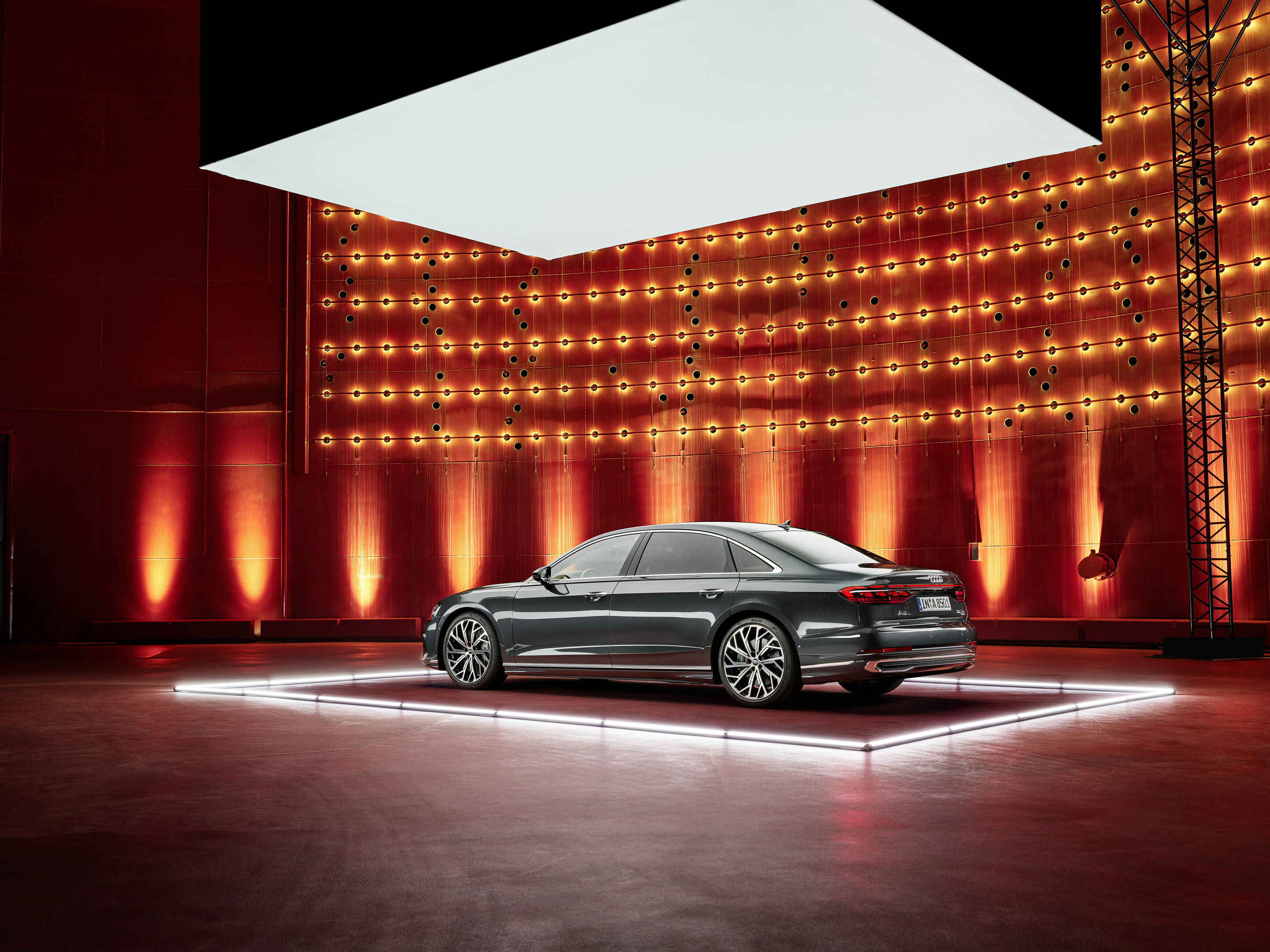 Audi A8 L - Standaufnahme;
Farbe: Manhattangrau