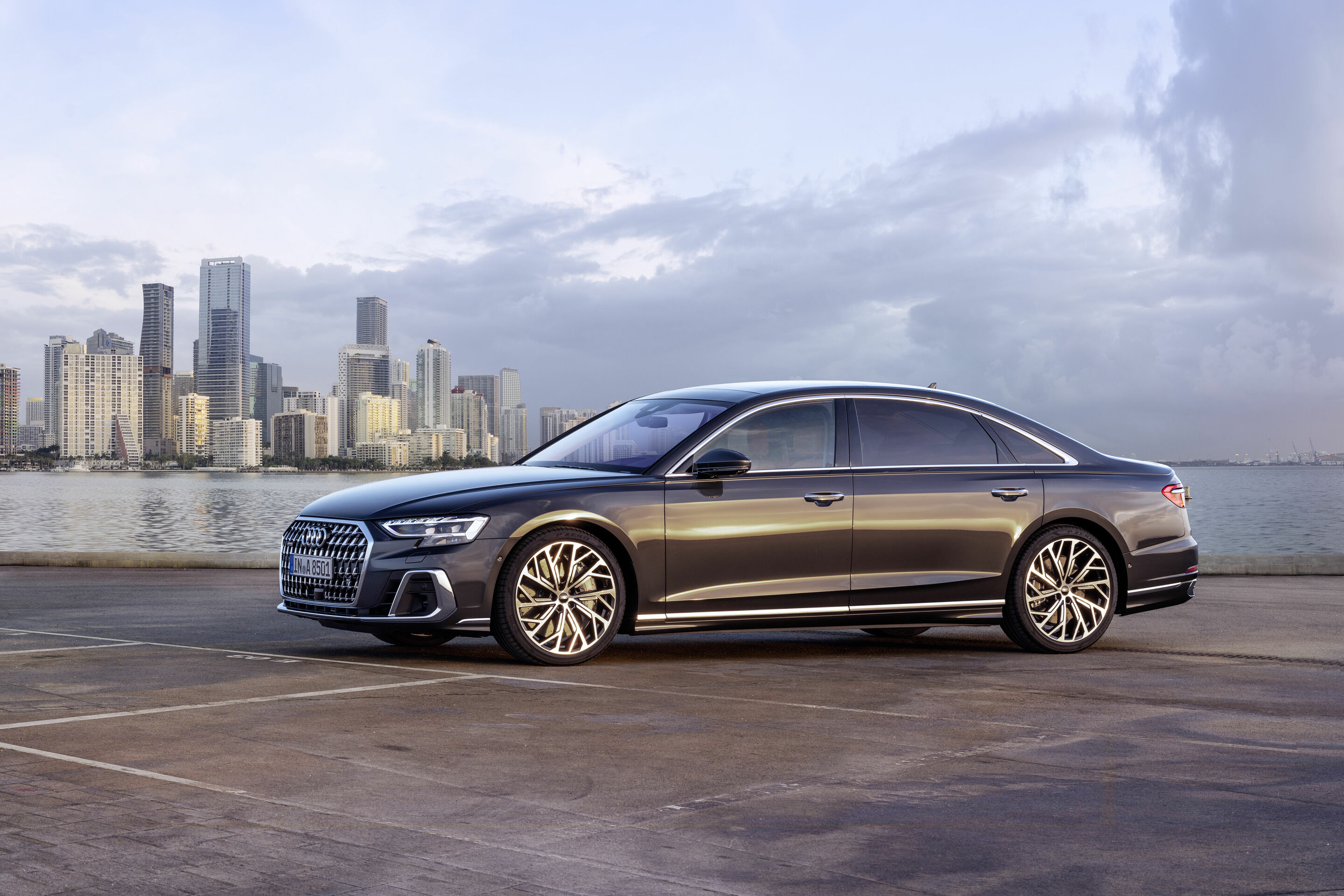 Audi A8 L - Standaufnahme;
Farbe: Manhattangrau