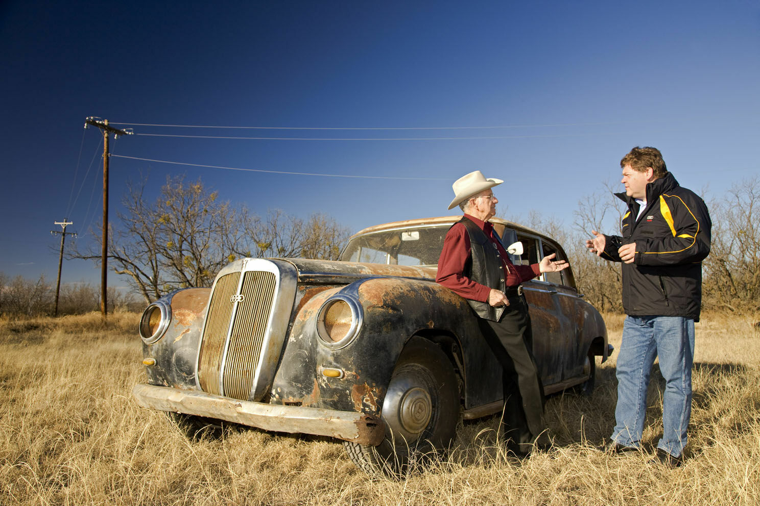„Fundstücke“ im Vortrag: Wie Audi Tradition weltweit seltene Exponate fürs Museum aufspürt - Gefunden in West Texas: Horch, ein Einzelstück von 1953. Al Wilson, Horch-Besitzer aus Texas, und Ralf Hornung, Audi Tradition (v.l.n.r.).