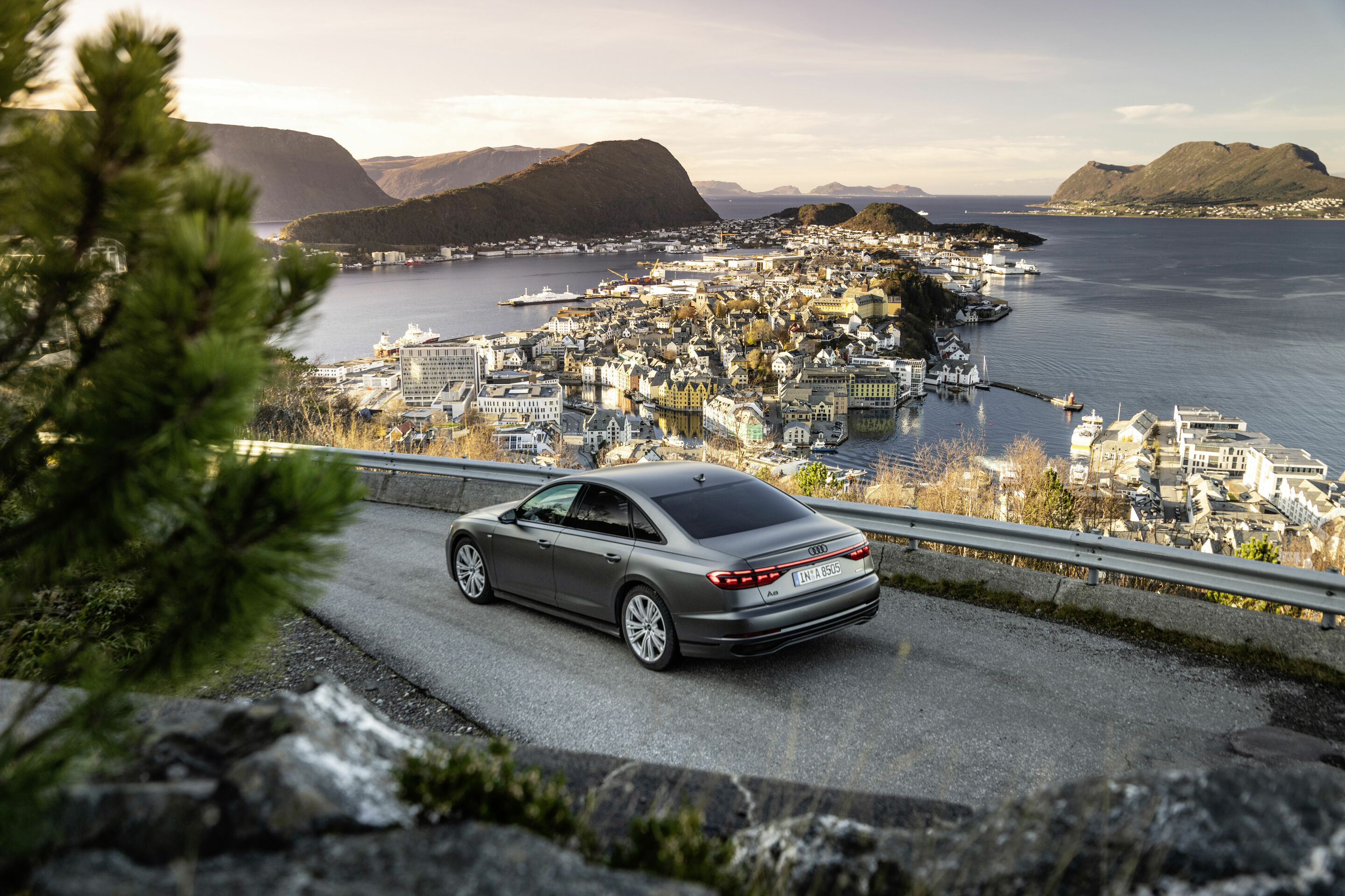 Emotionale Premiummobilität: Innenraum des Audi A8 bietet hochwertiges Erlebnisangebot - Fahrdynamik und ein hochwertiges Angebot im Innenraum: zwei Faktoren, die im A8 für ein emotionales und komfortables Mobilitätserlebnis sorgen.