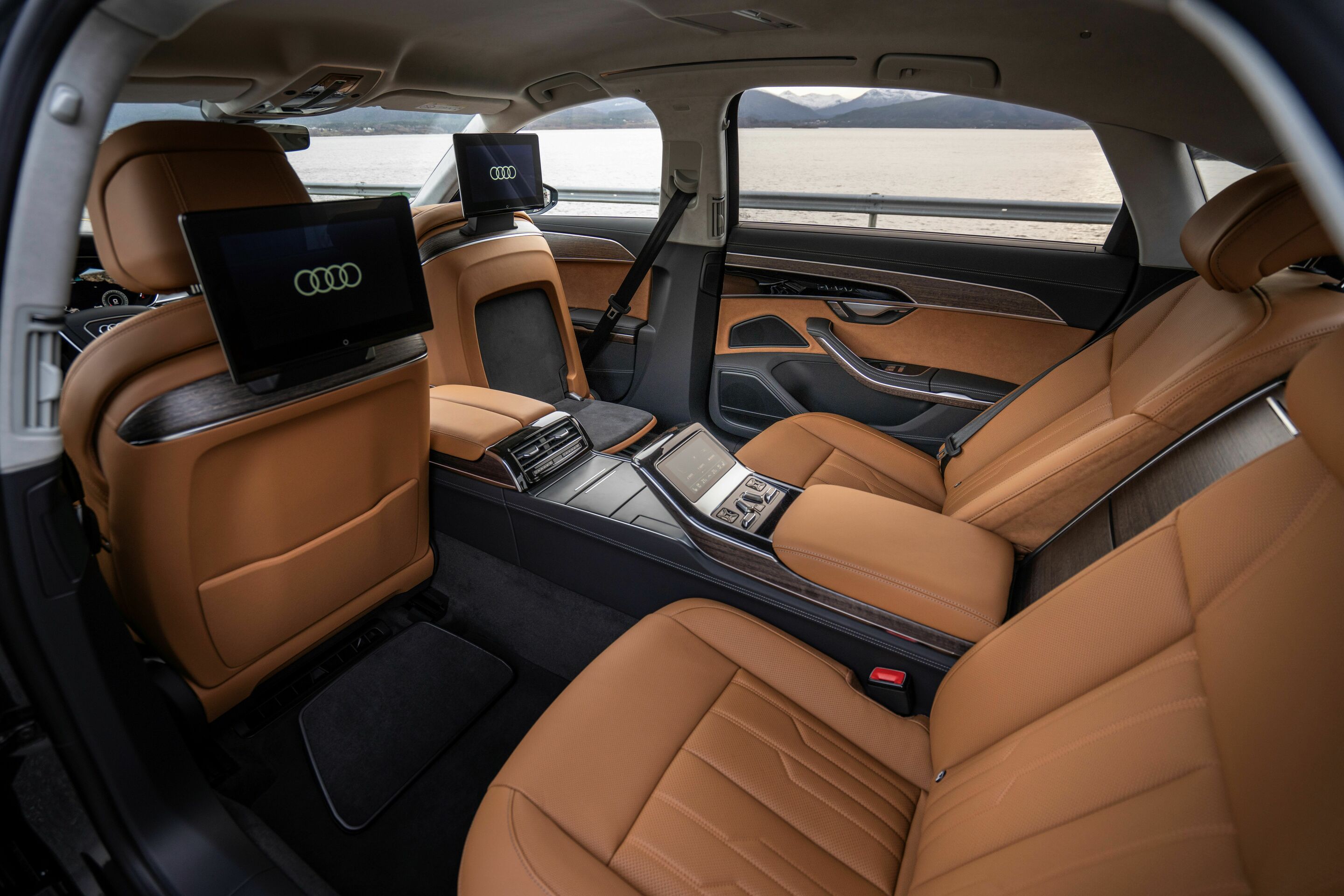 Emotionale Premiummobilität: Innenraum des Audi A8 bietet hochwertiges Erlebnisangebot - Fahrdynamik und ein hochwertiges Angebot im Innenraum: zwei Faktoren, die im A8 für ein emotionales und komfortables Mobilitätserlebnis sorgen.