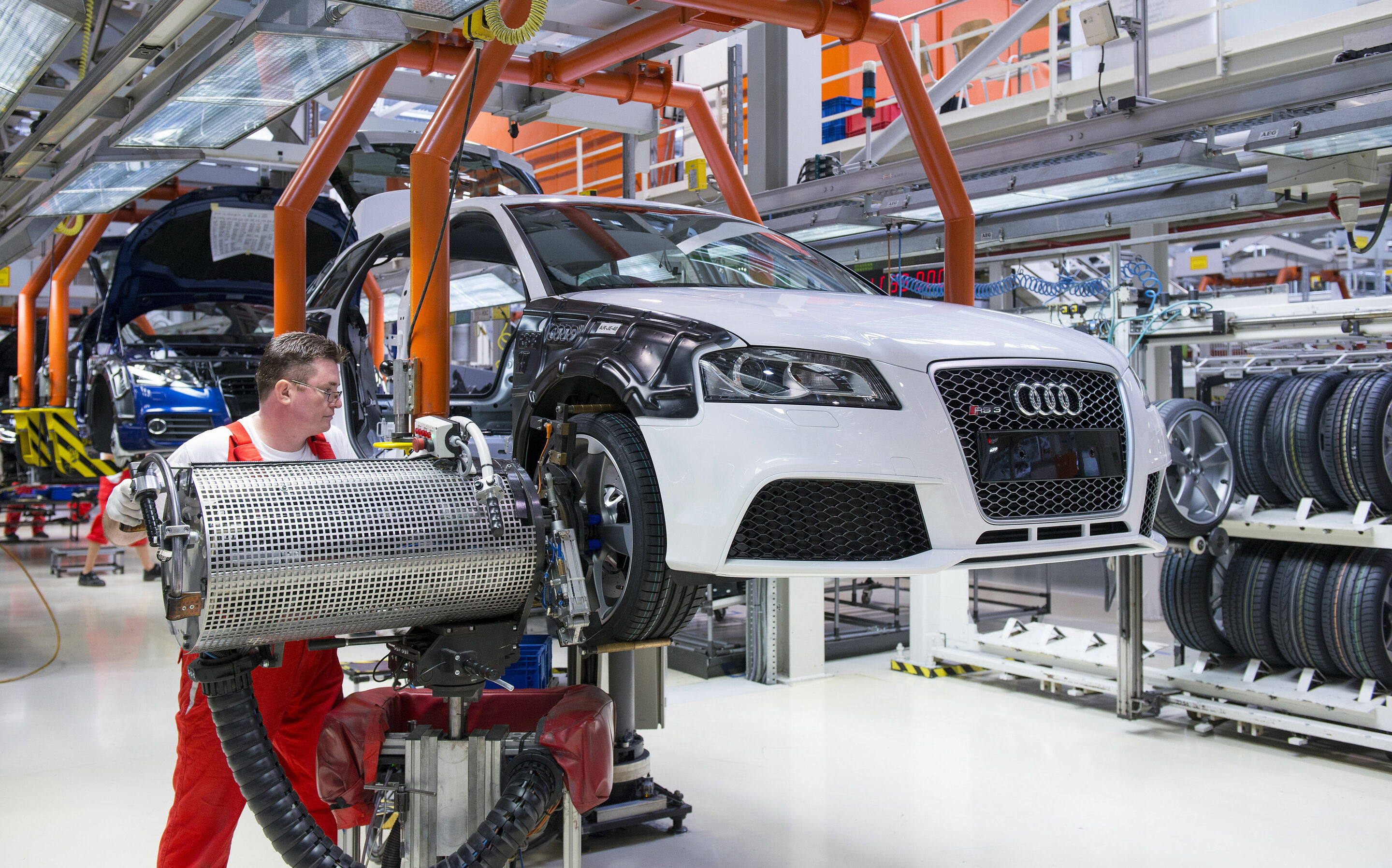 AUDI HUNGARIA MOTOR Kft., Győr (Hungary) - Audi TT: Fitting the wheels / assembly
