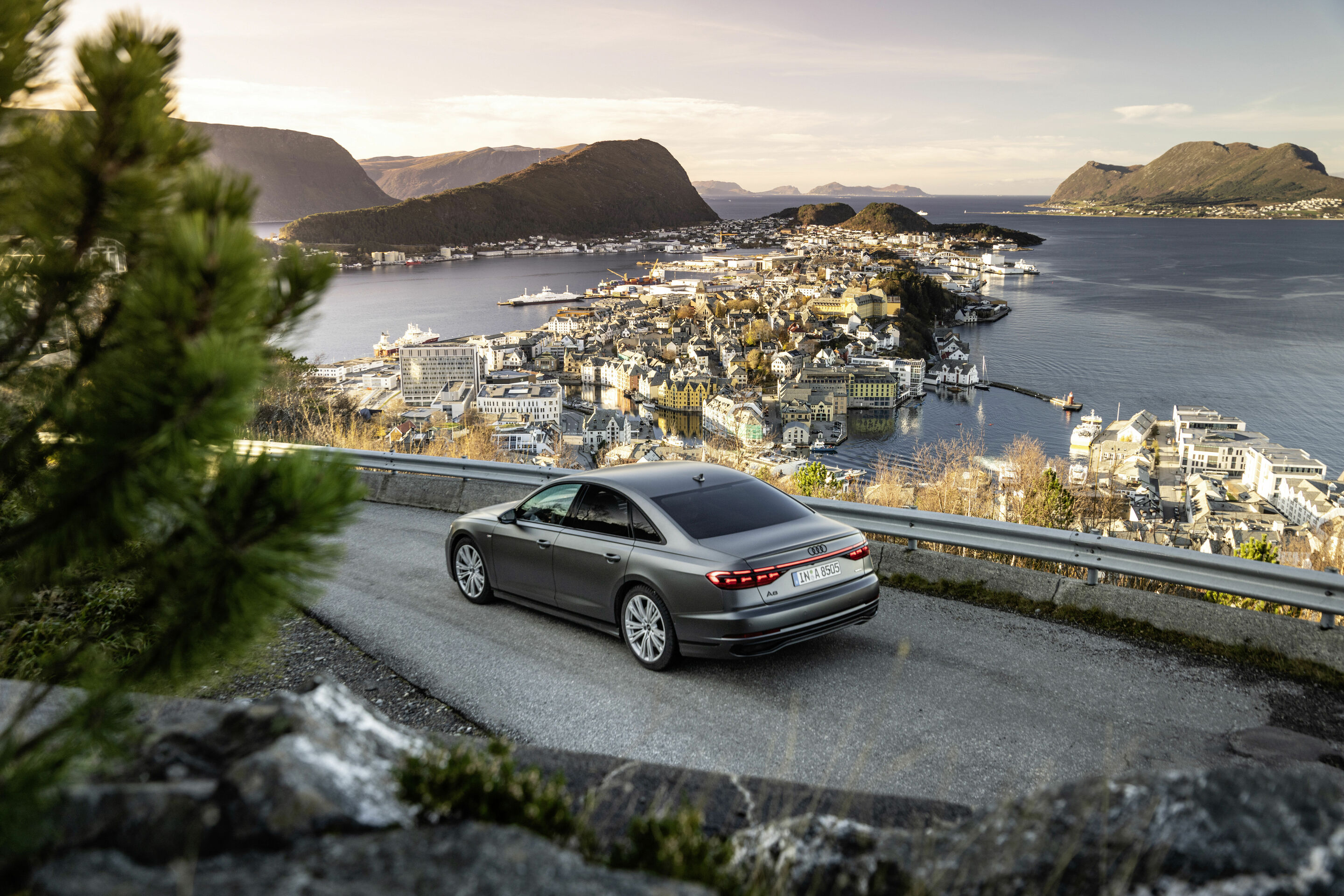 Audi A8 - Fahraufnahme,
Farbe: Daytonagrau Matteffekt