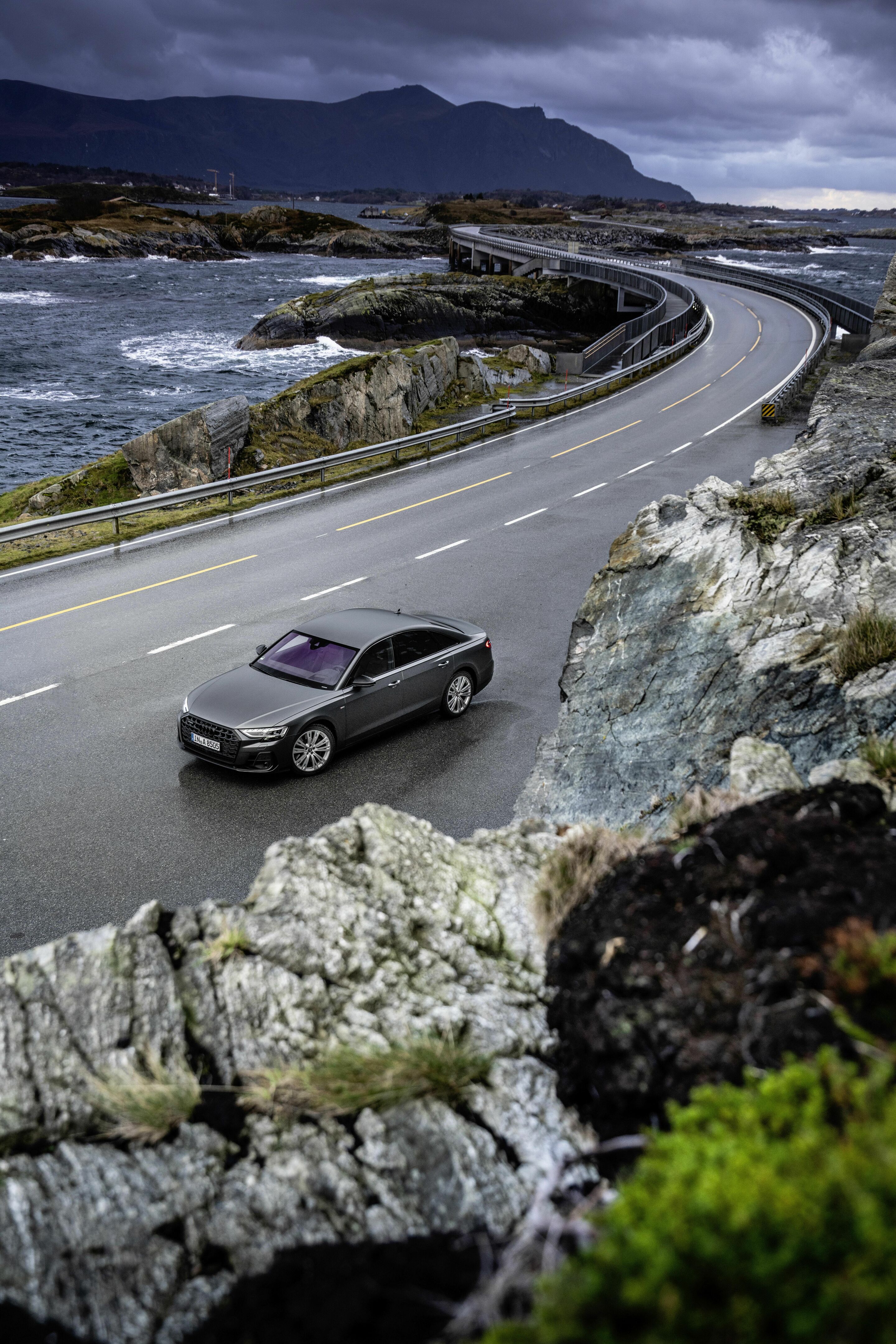 Audi A8 - Fahraufnahme,
Farbe: Daytonagrau Matteffekt