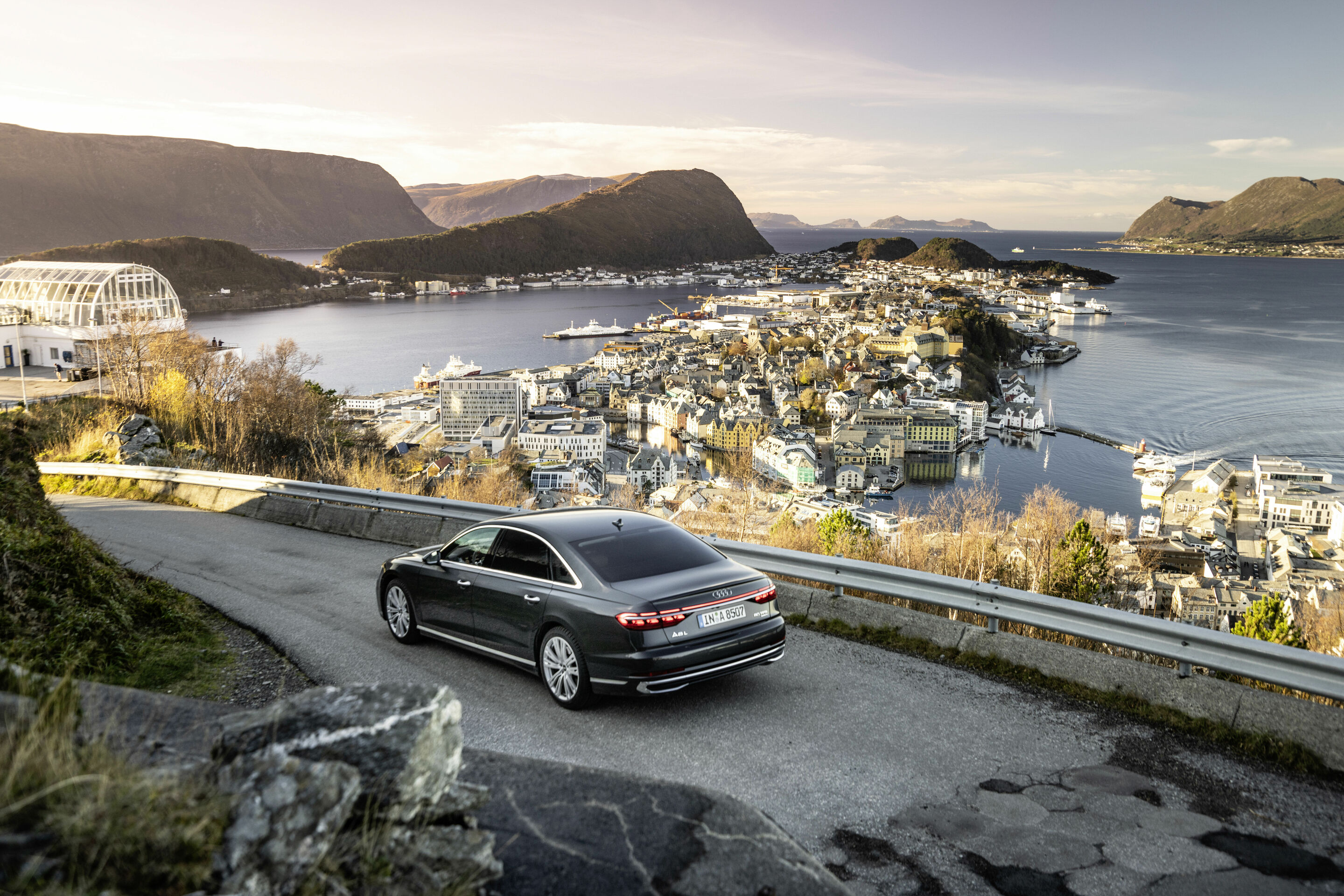 Audi A8 L - Dynamic Photo,
Color: Manhattan grey