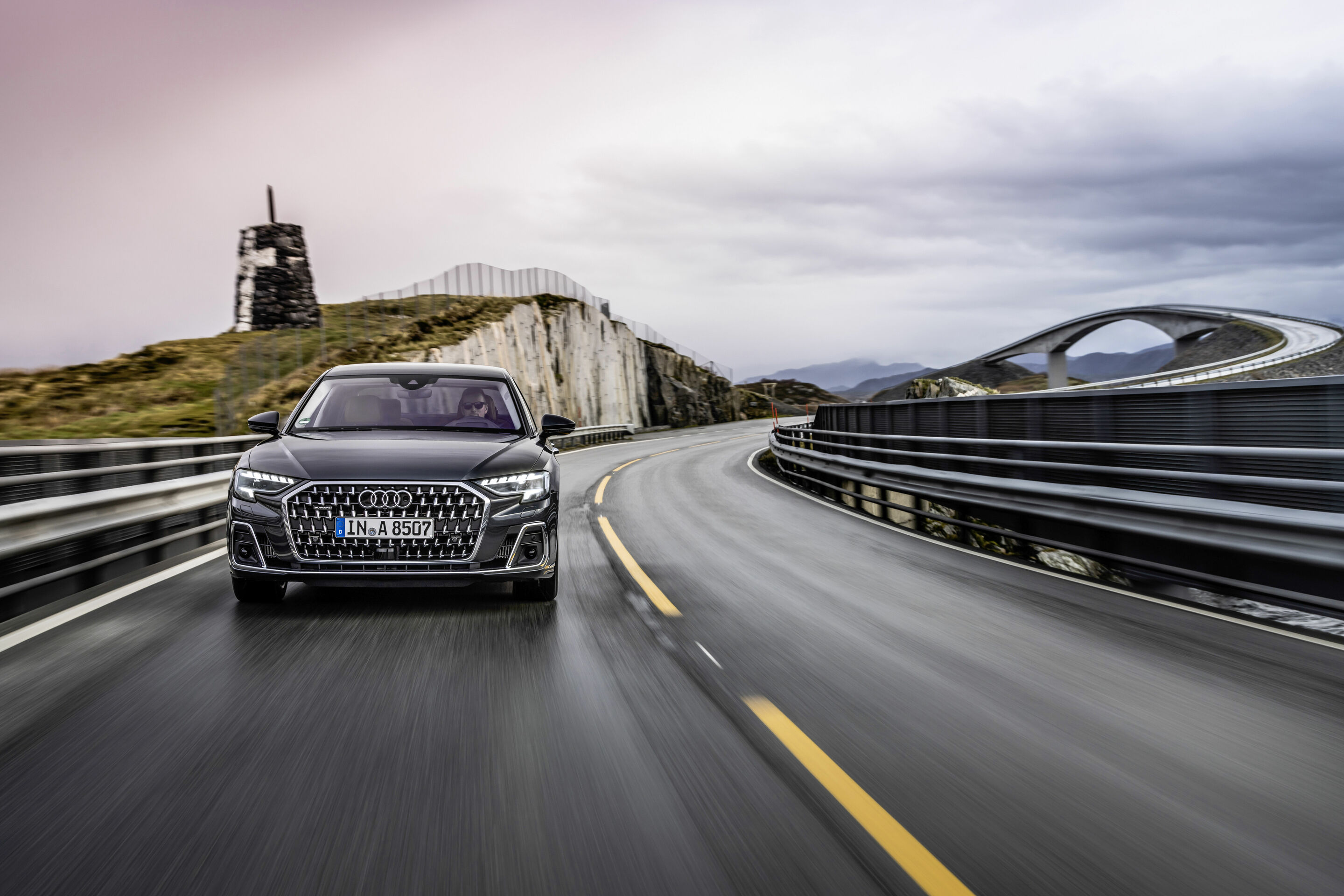 Audi A8 L - Dynamic Photo,
Color: Manhattan grey