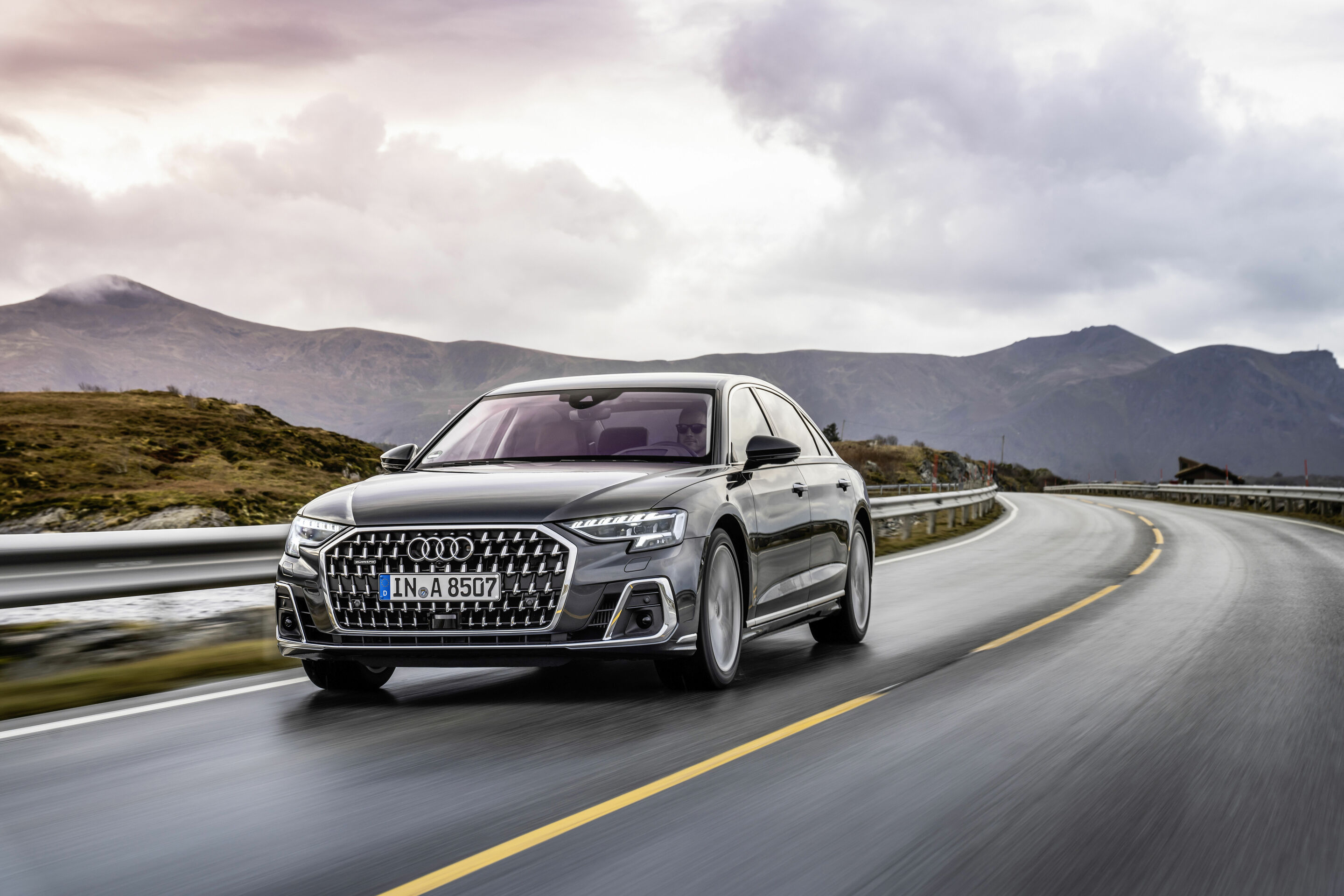 Audi A8 L - Dynamic Photo,
Color: Manhattan grey