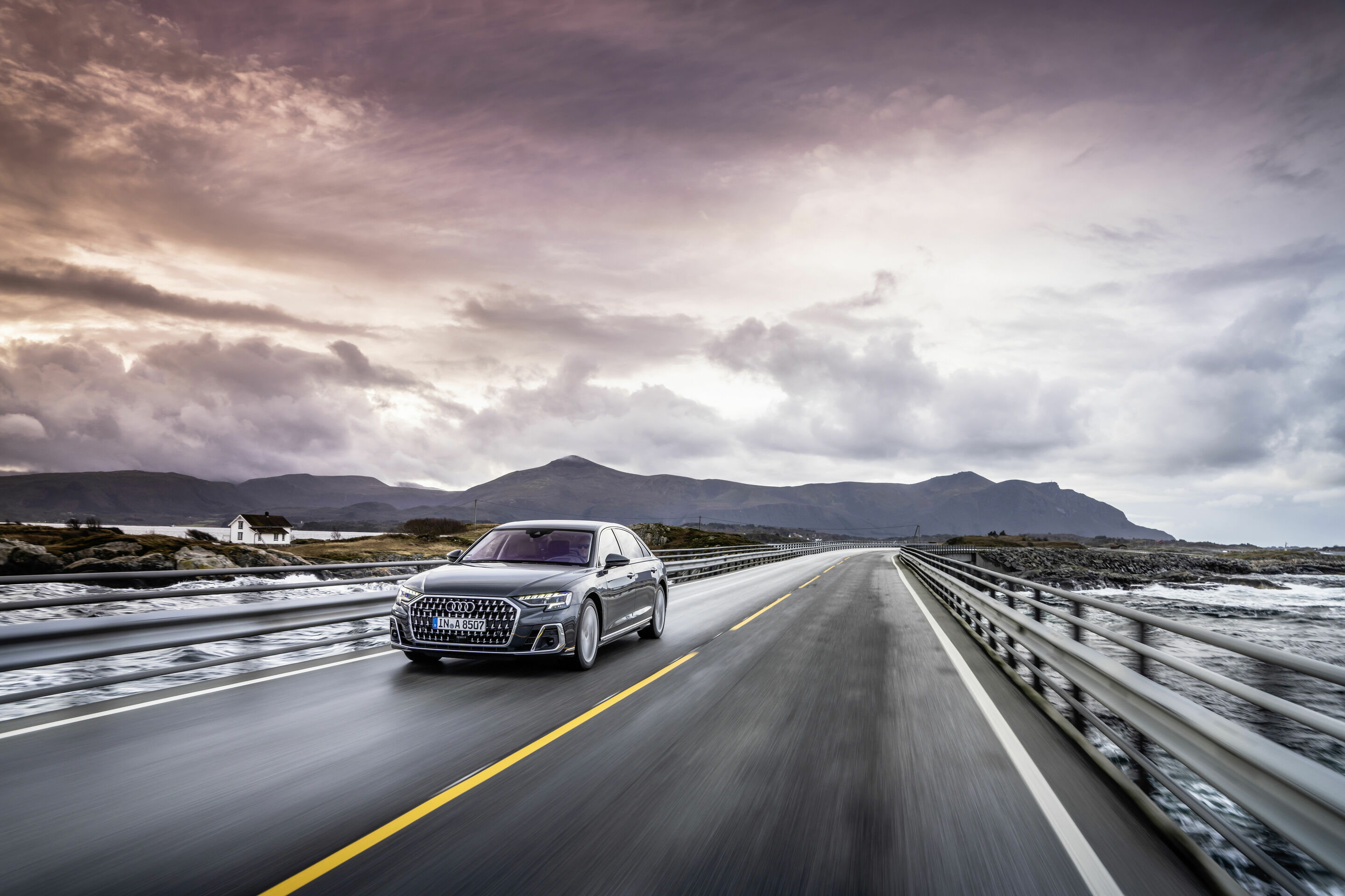 Audi A8 L - Dynamic Photo,
Color: Manhattan grey