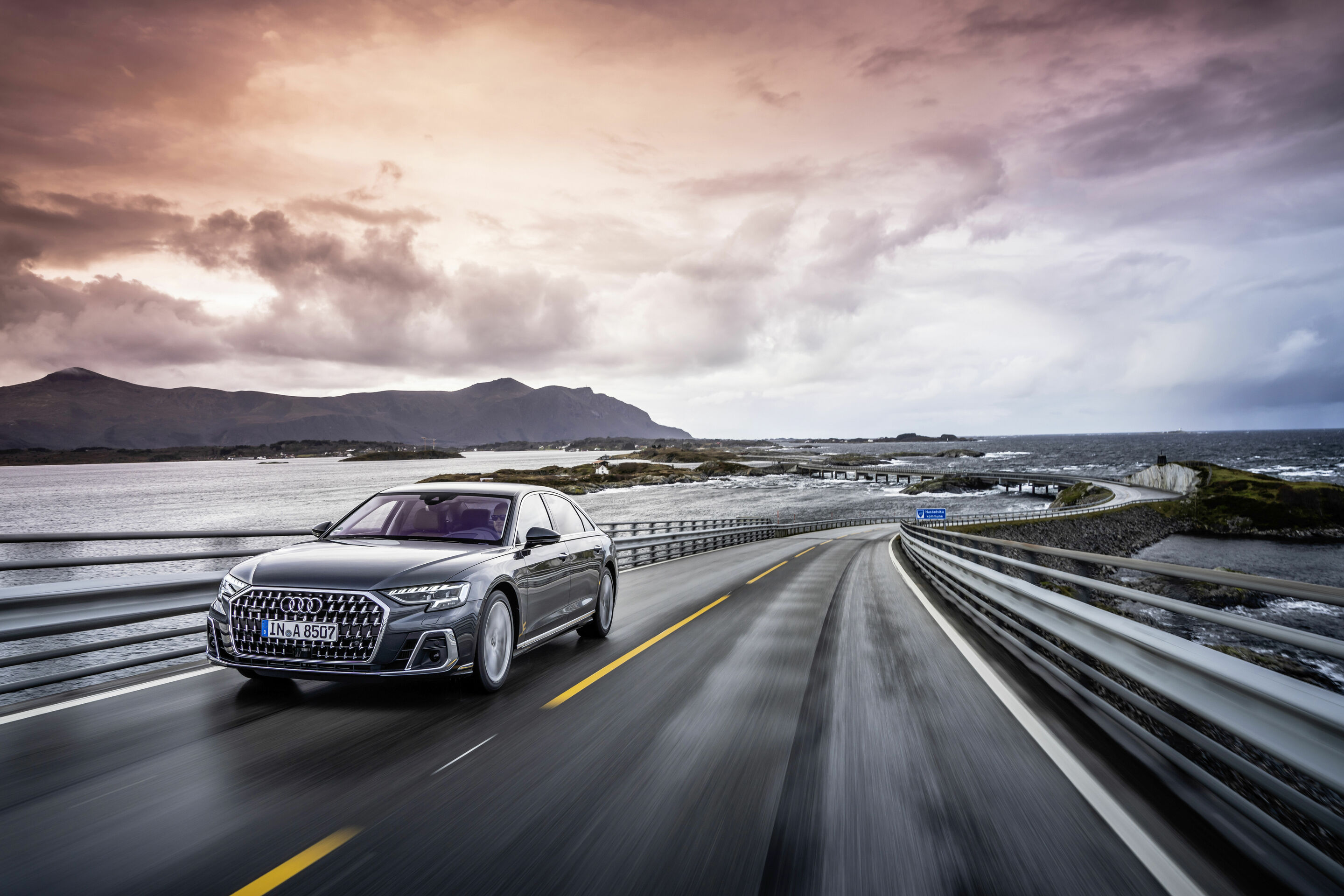 Audi A8 L - Dynamic Photo,
Color: Manhattan grey