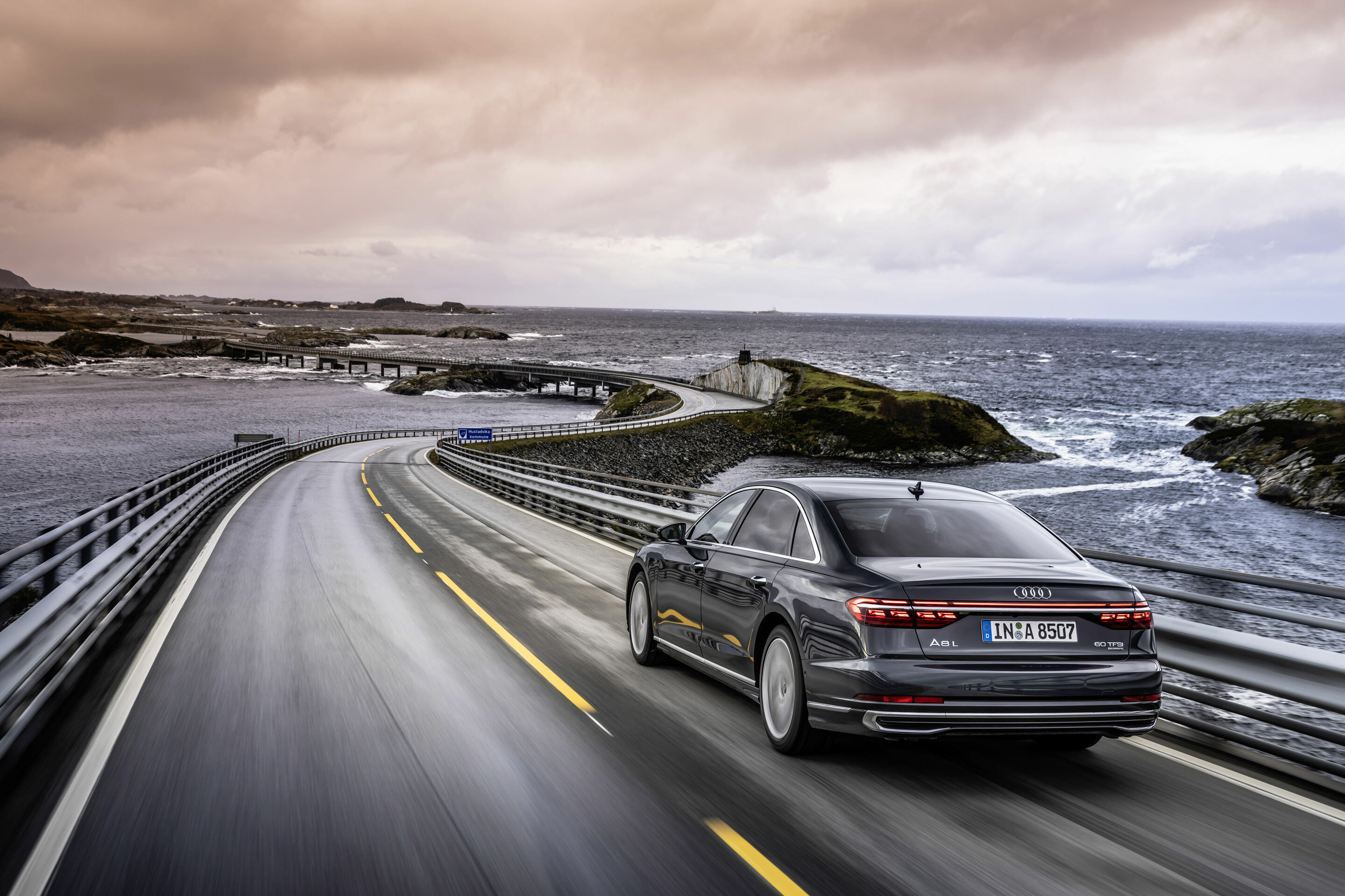 Audi A8 L - Dynamic Photo,
Color: Manhattan grey