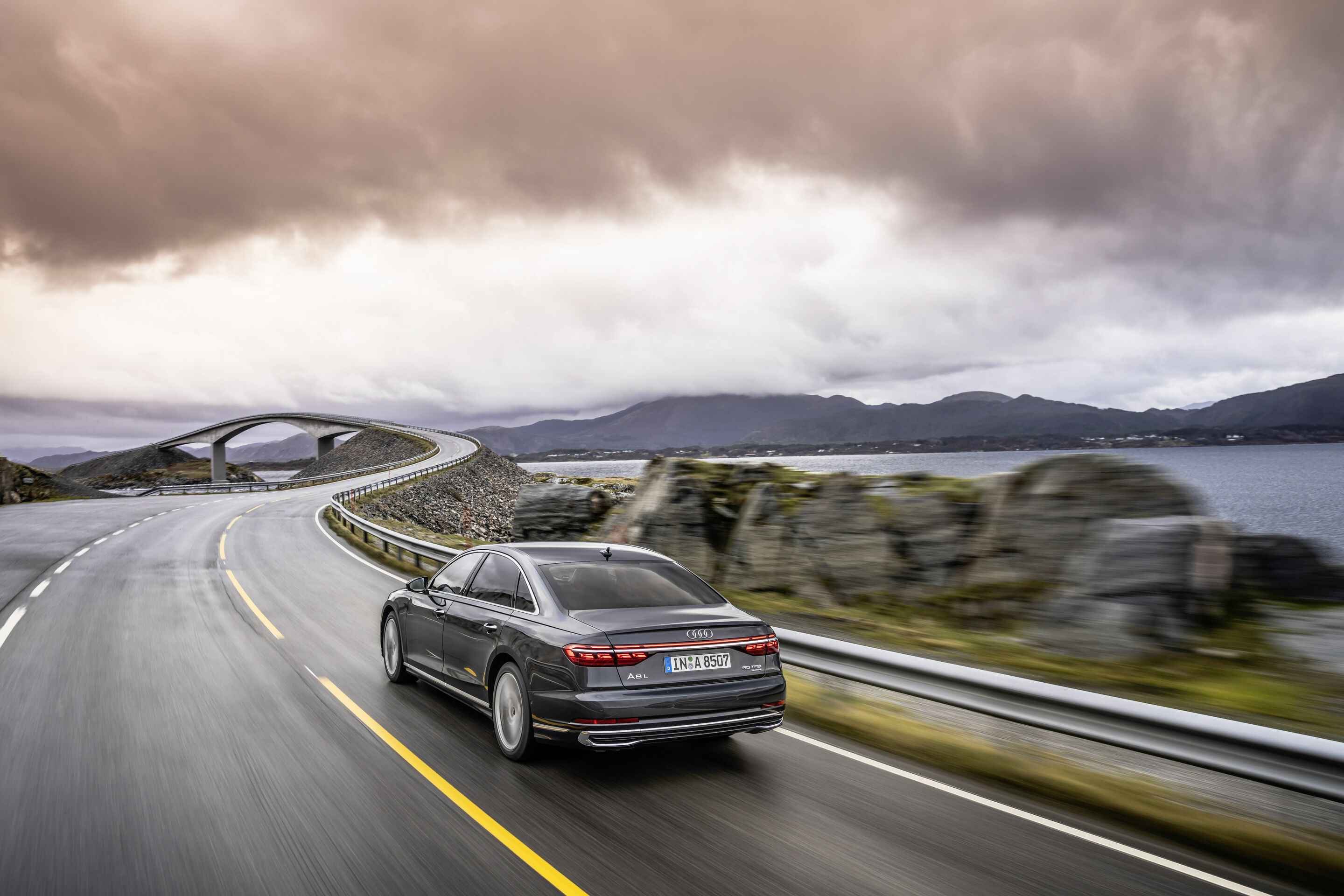 Audi A8 L - Dynamic Photo,
Color: Manhattan grey
