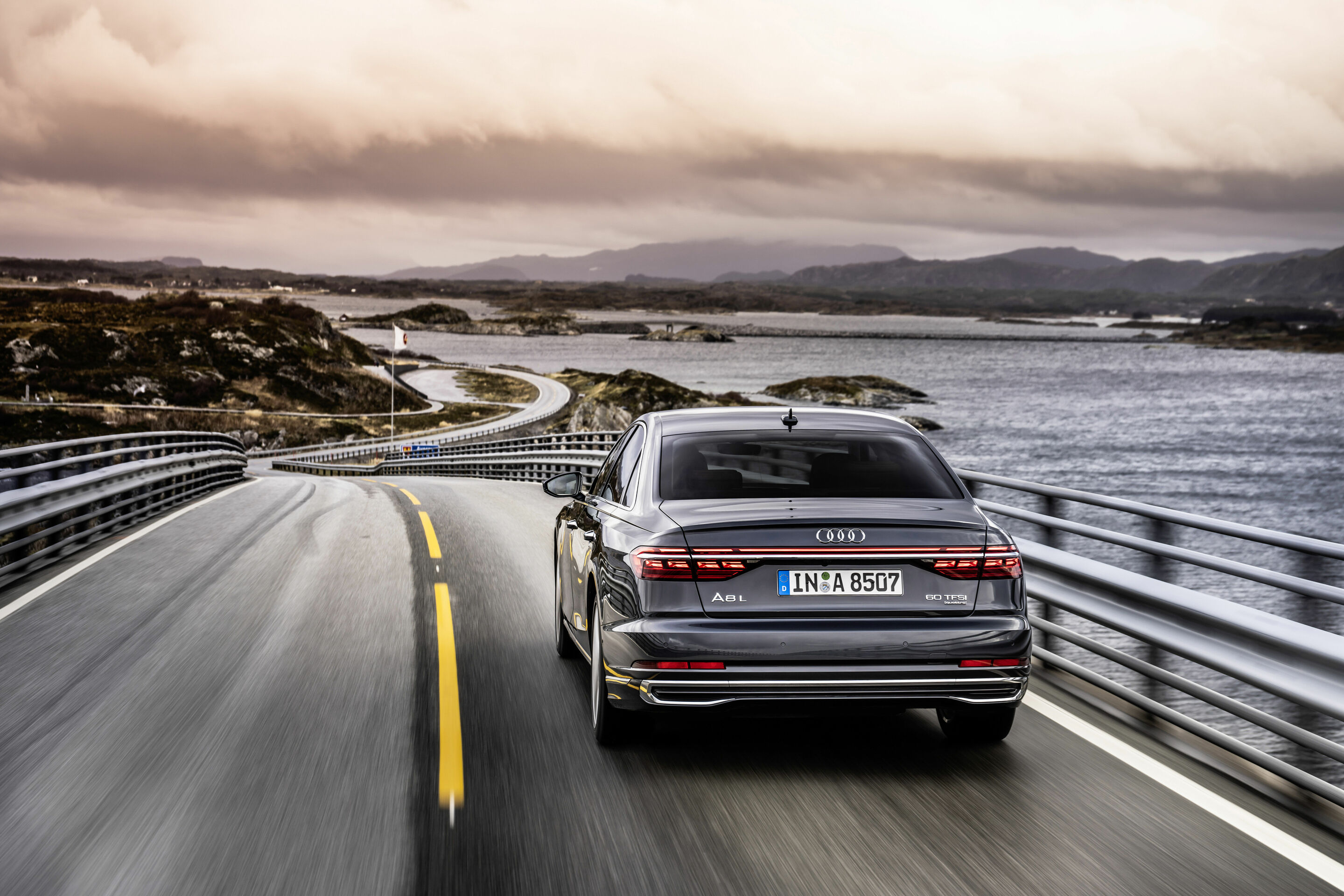 Audi A8 L - Fahraufnahme,
Farbe: Manhattan grau