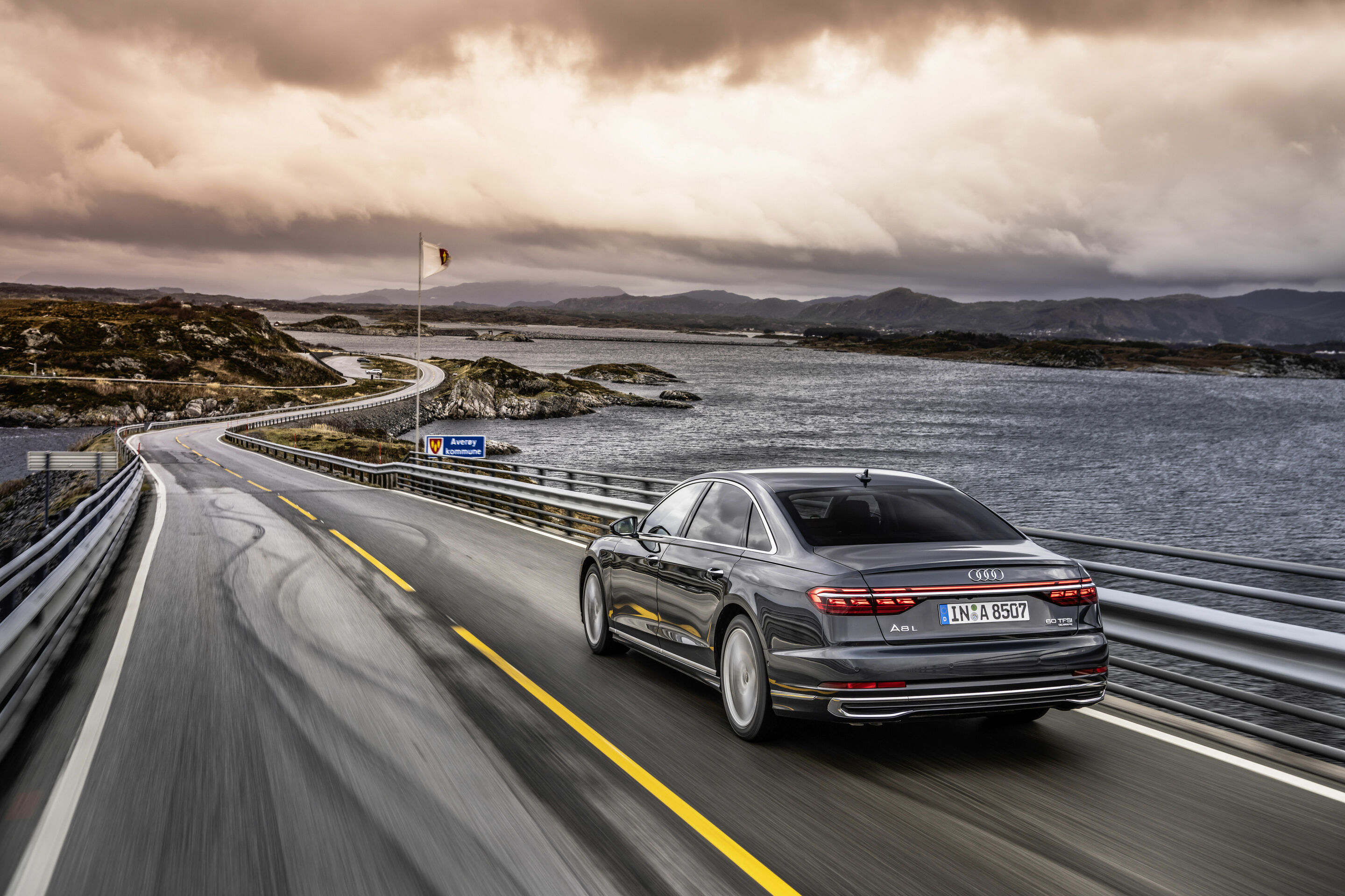 Audi A8 L - Fahraufnahme,
Farbe: Manhattan grau
