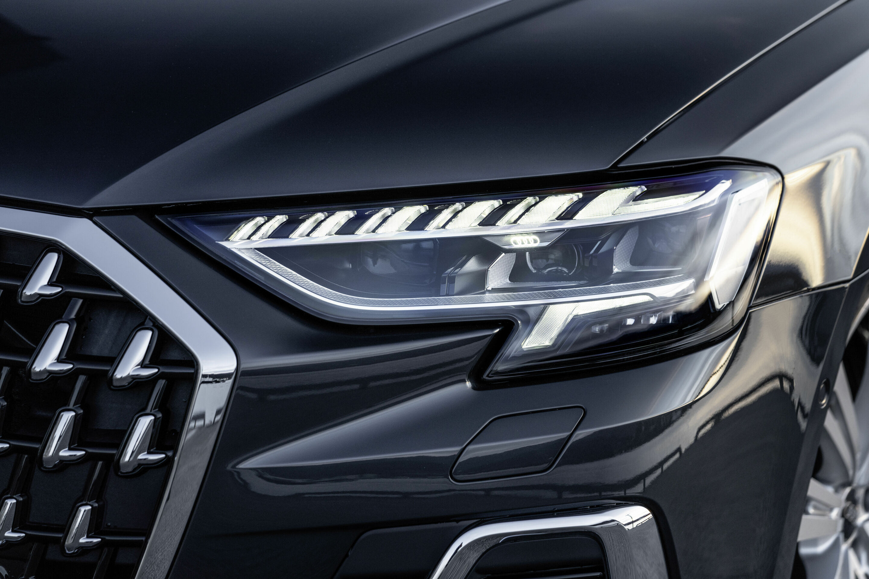 Audi A8 L - Detail,
Farbe: Manhattan grau