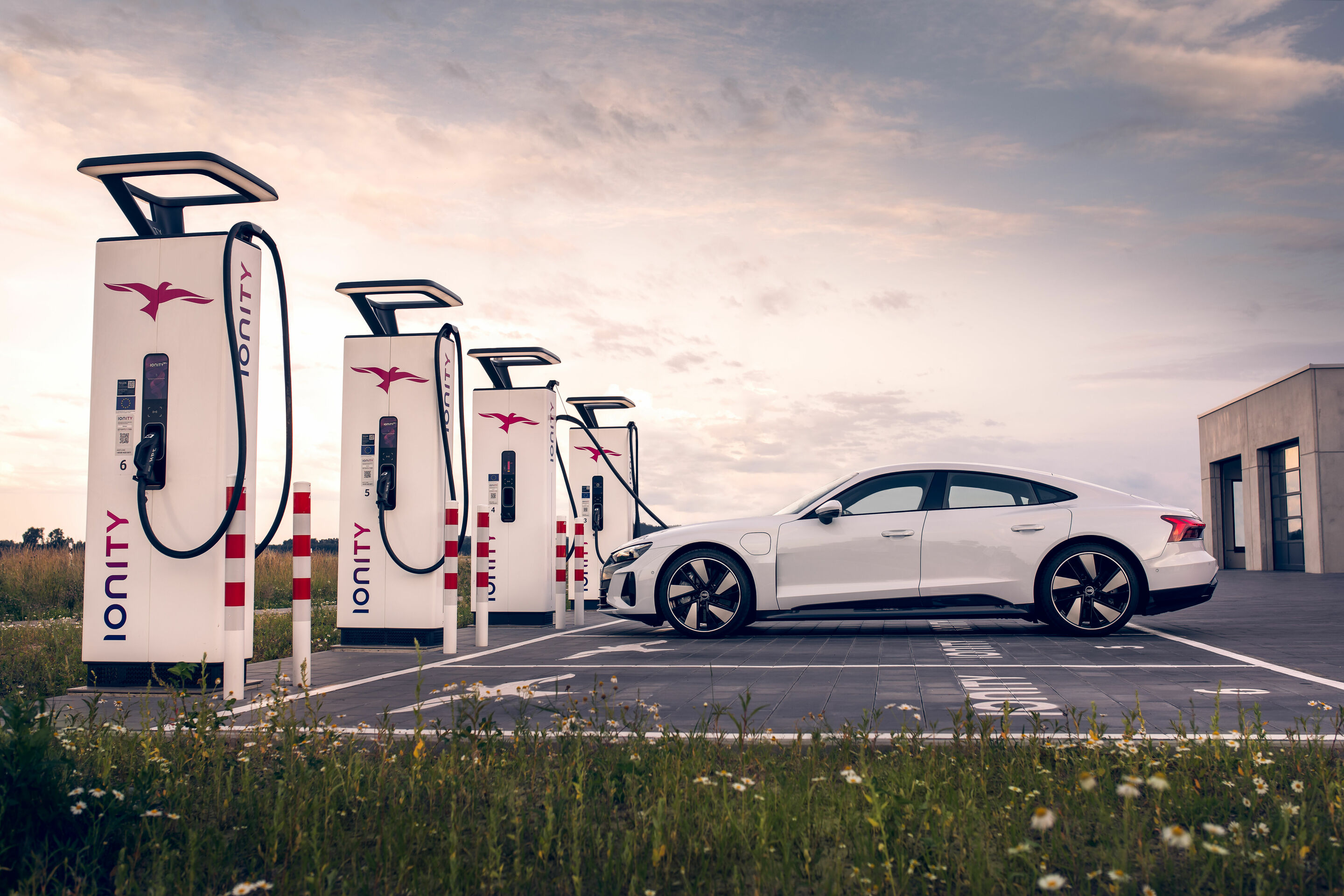 Mehr als 5.000 neue Schnellladepunkte bis 2025: IONITY-Offensive stärkt Ladeangebot von Audi - IONITY bietet Ladekapazitäten von bis zu 350 kW für schnelles Laden.