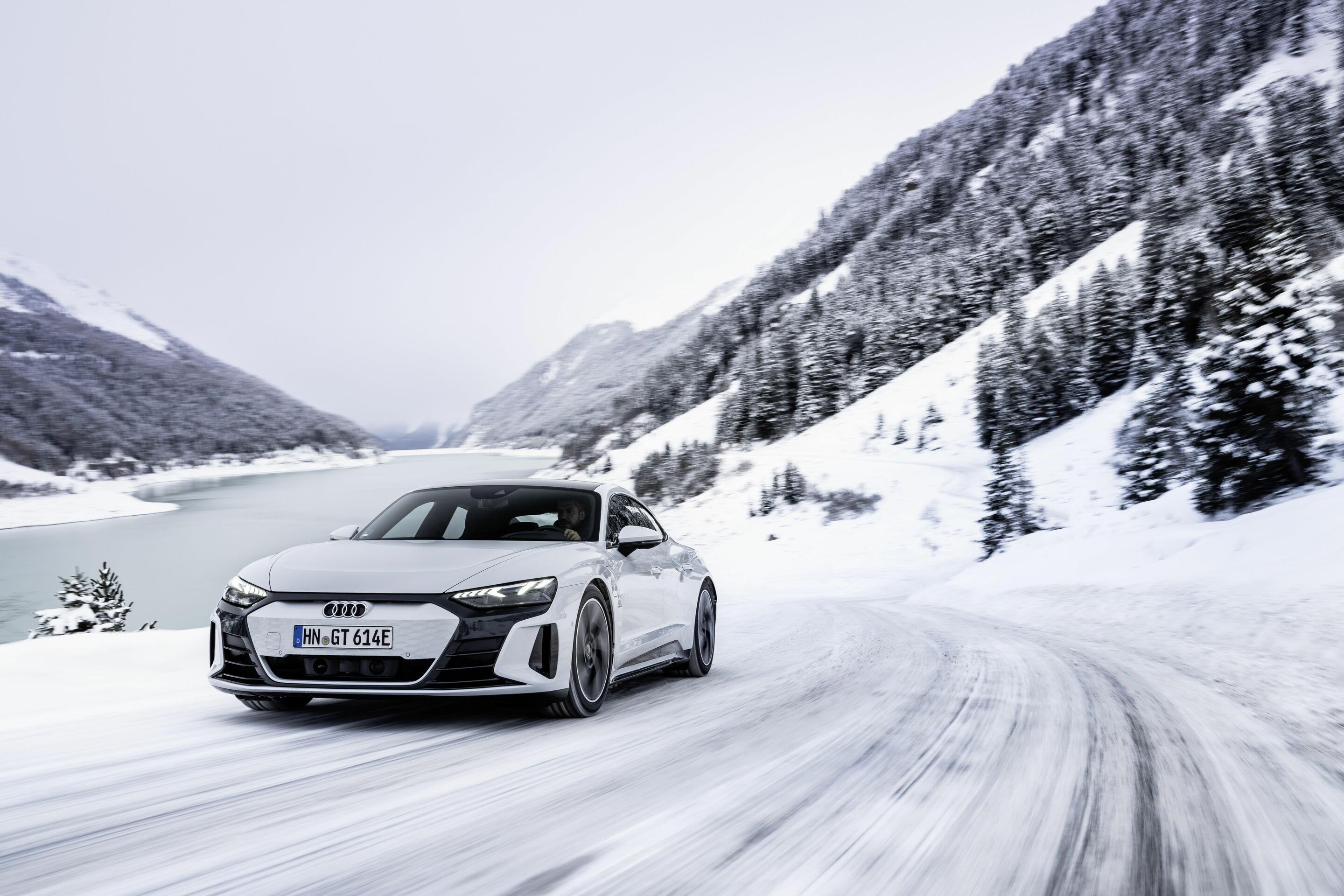 Audi e-tron GT quattro - Fahraufnahme,
Farbe: Suzukagrau