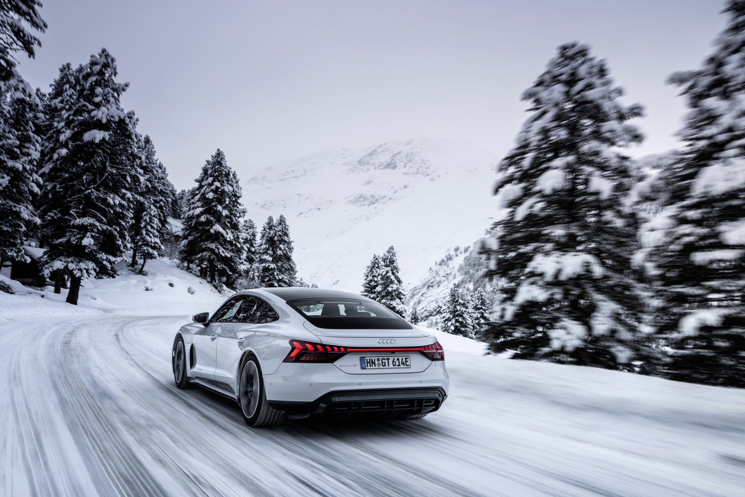 Audi e-tron GT quattro - Fahraufnahme,
Farbe: Suzukagrau
