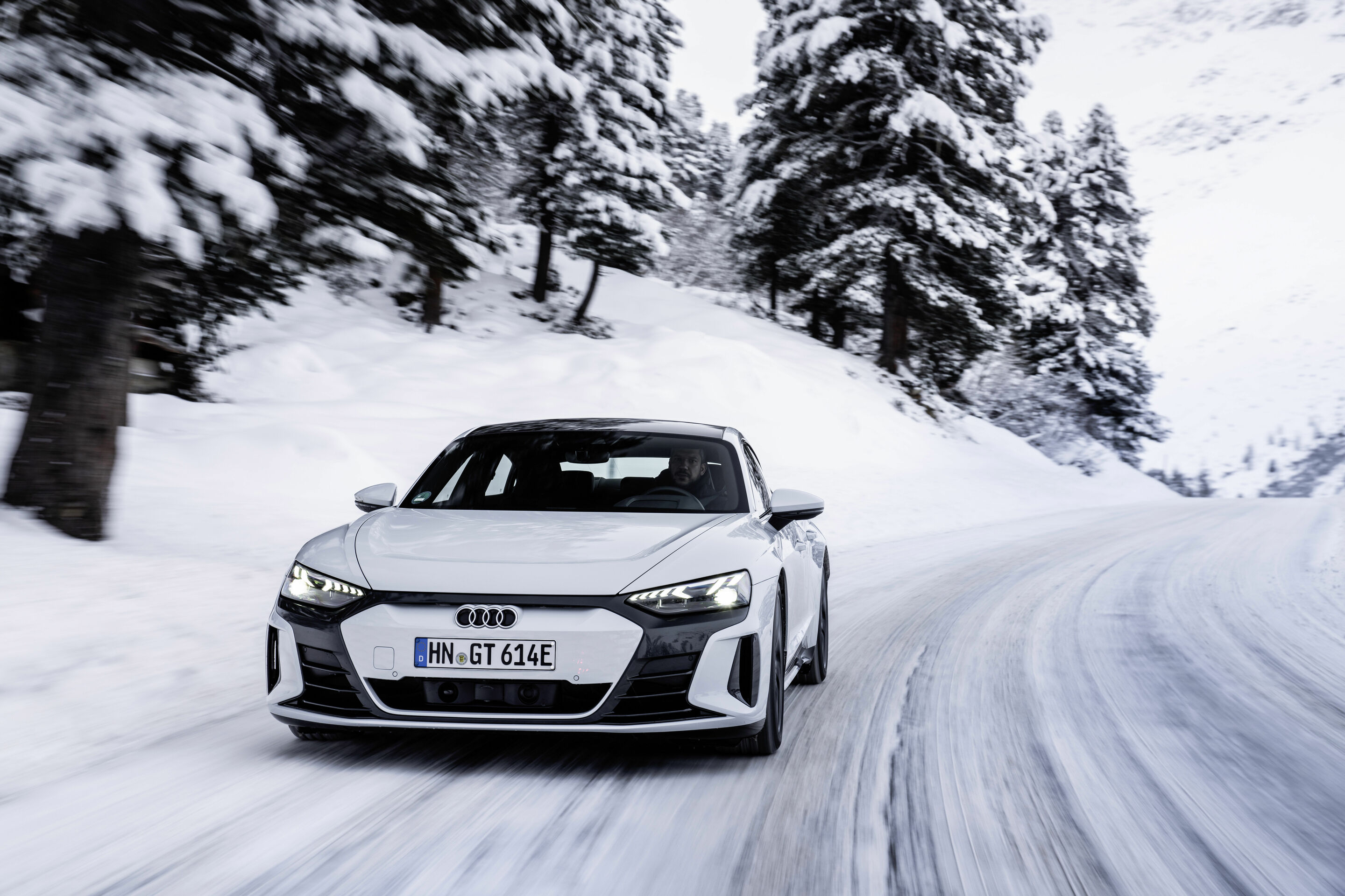 Audi e-tron GT quattro - Fahraufnahme,
Farbe: Suzukagrau