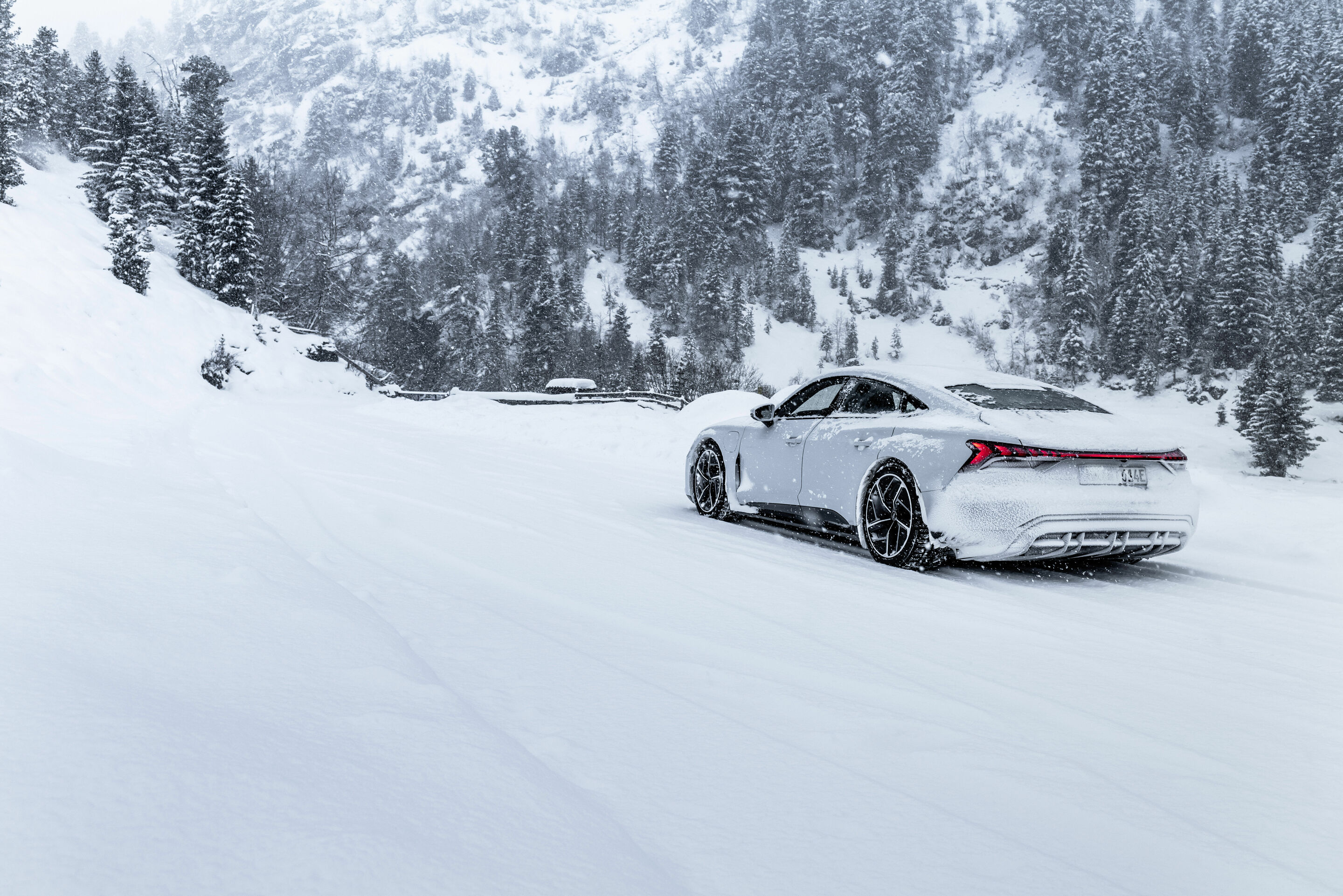 Audi e-tron GT quattro - Static photo,
Colour: Suzuka gray