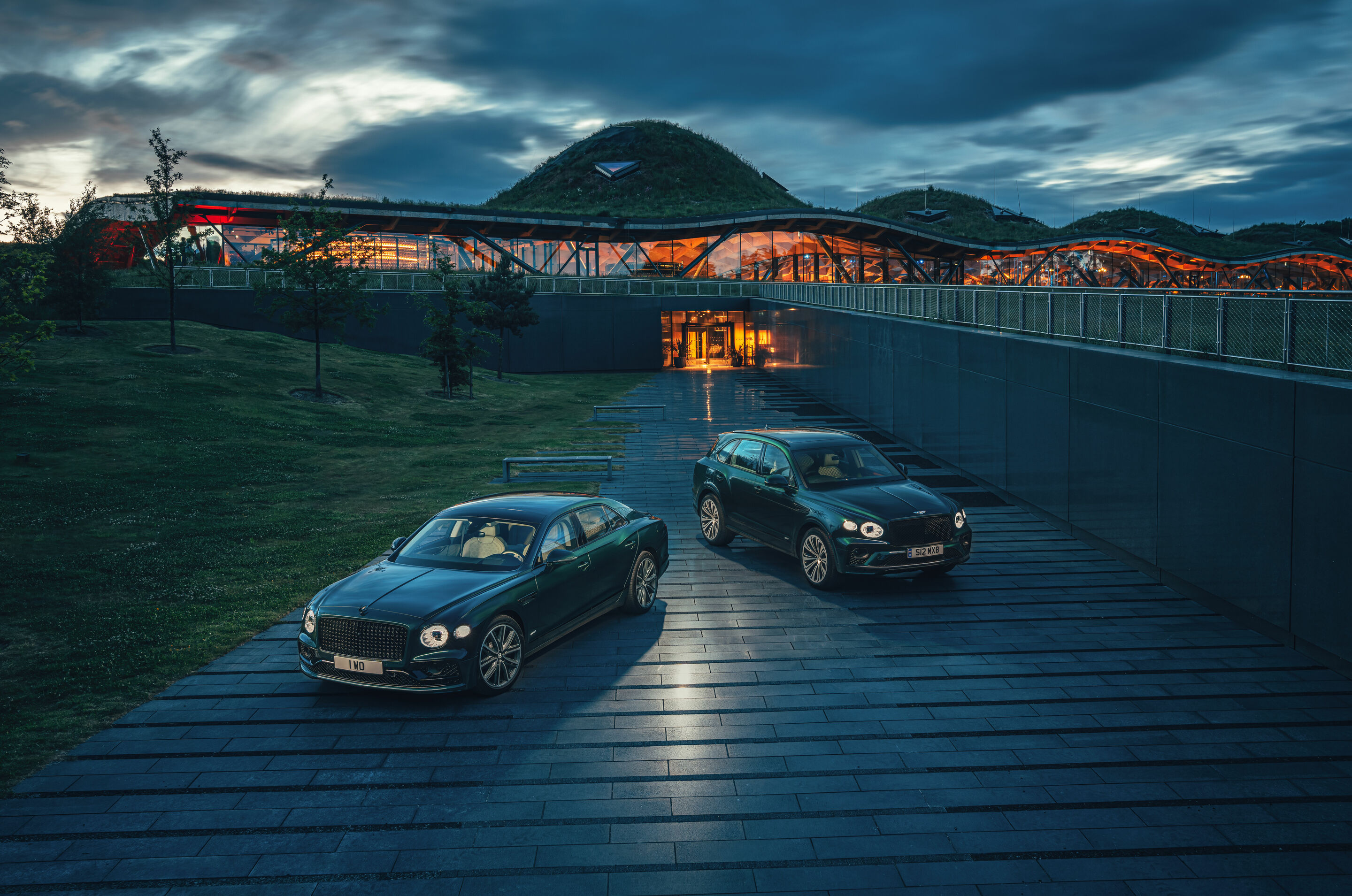 Bentley Flying Spur Hybrid (left) and Bentley Bentayga Hybrid (right) - Bentley Flying Spur Hybrid (left) and Bentley Bentayga Hybrid (right)