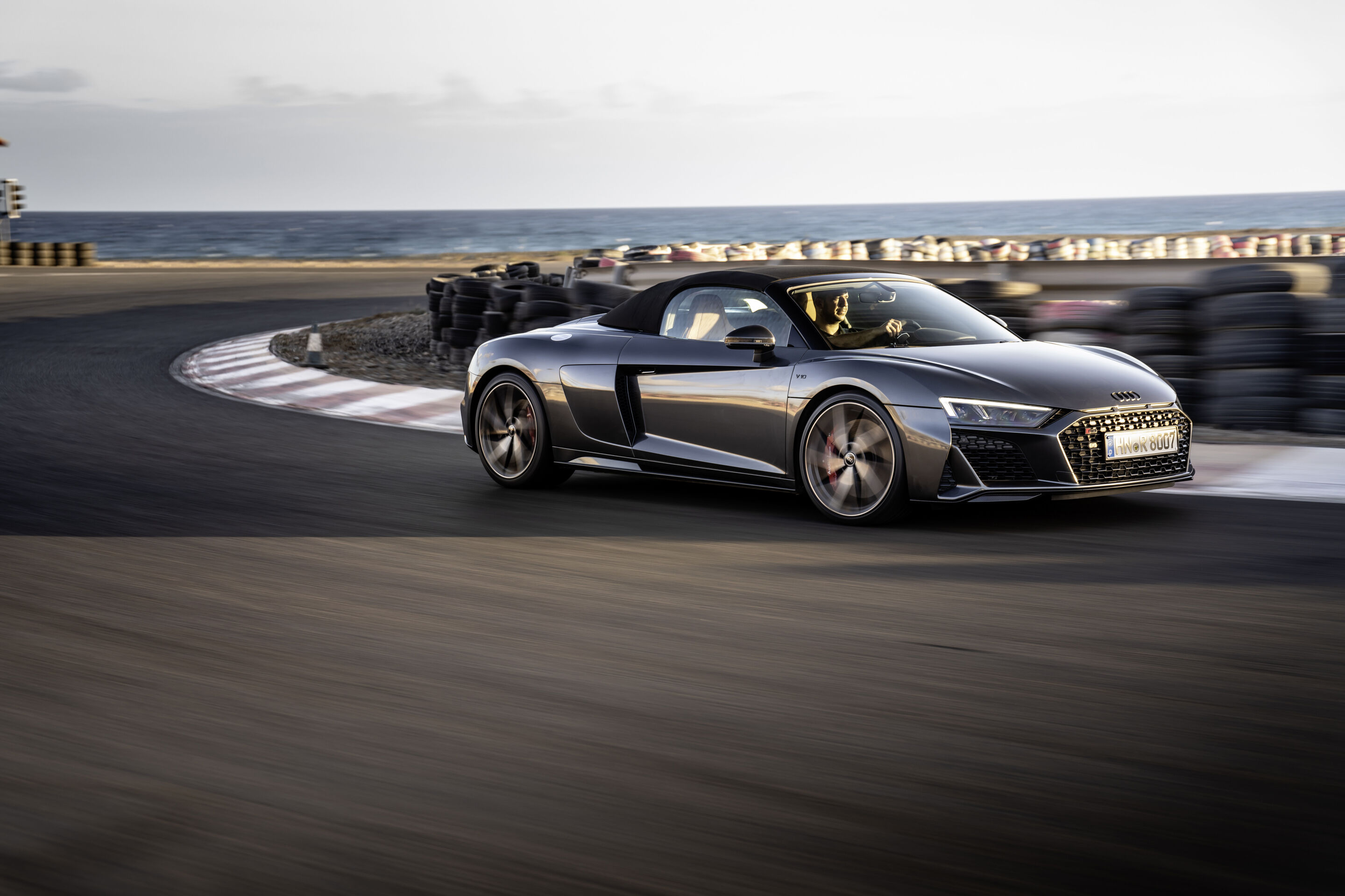 Audi R8 Spyder V10 performance RWD (until 2024) - Dynamic photo
Colour: Daytona gray metallic