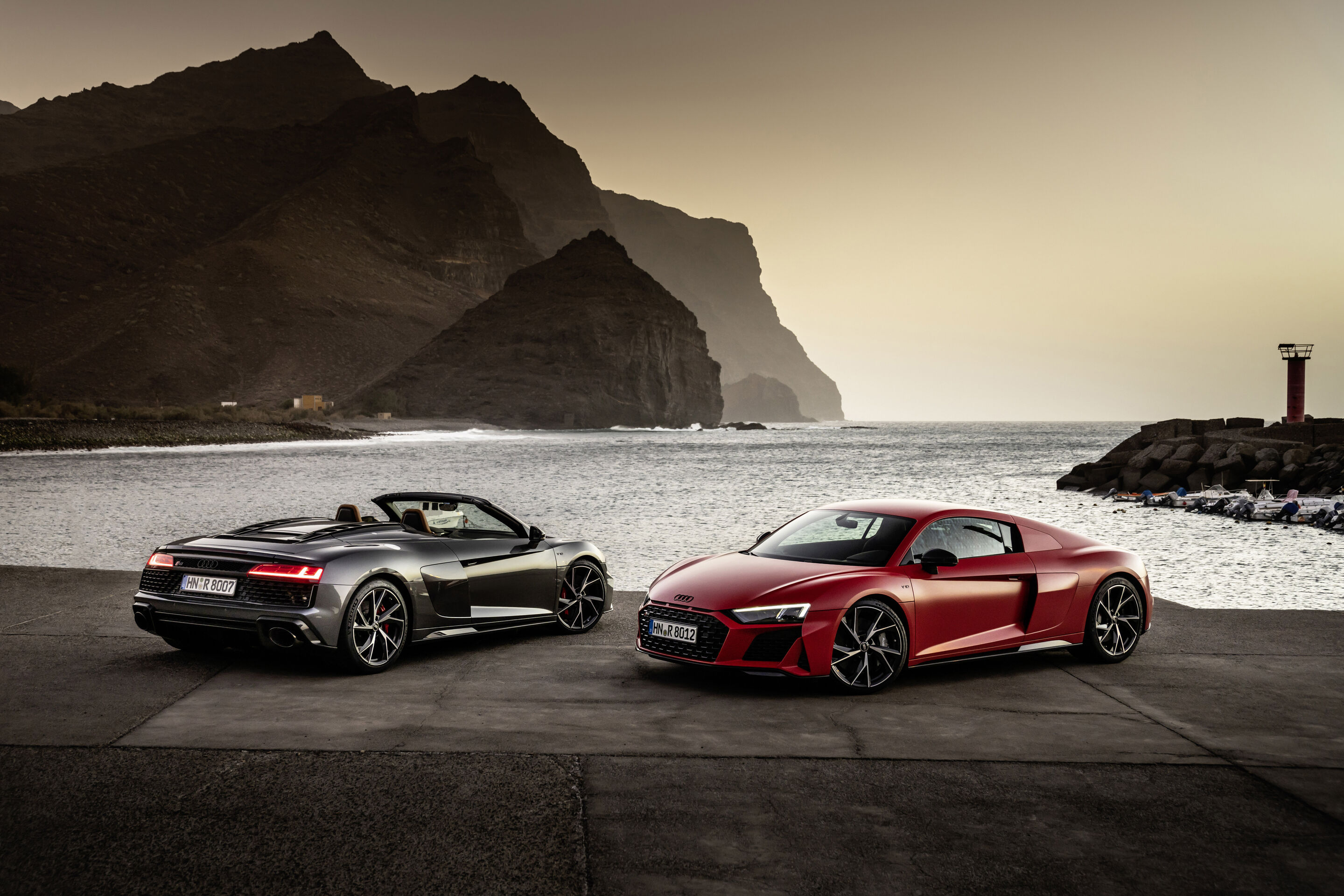 Audi R8 Coupé V10 performance RWD / Audi R8 Spyder V10 performance RWD (until 2024) - Static photo;
Color: Daytona gray metallic, Tango red