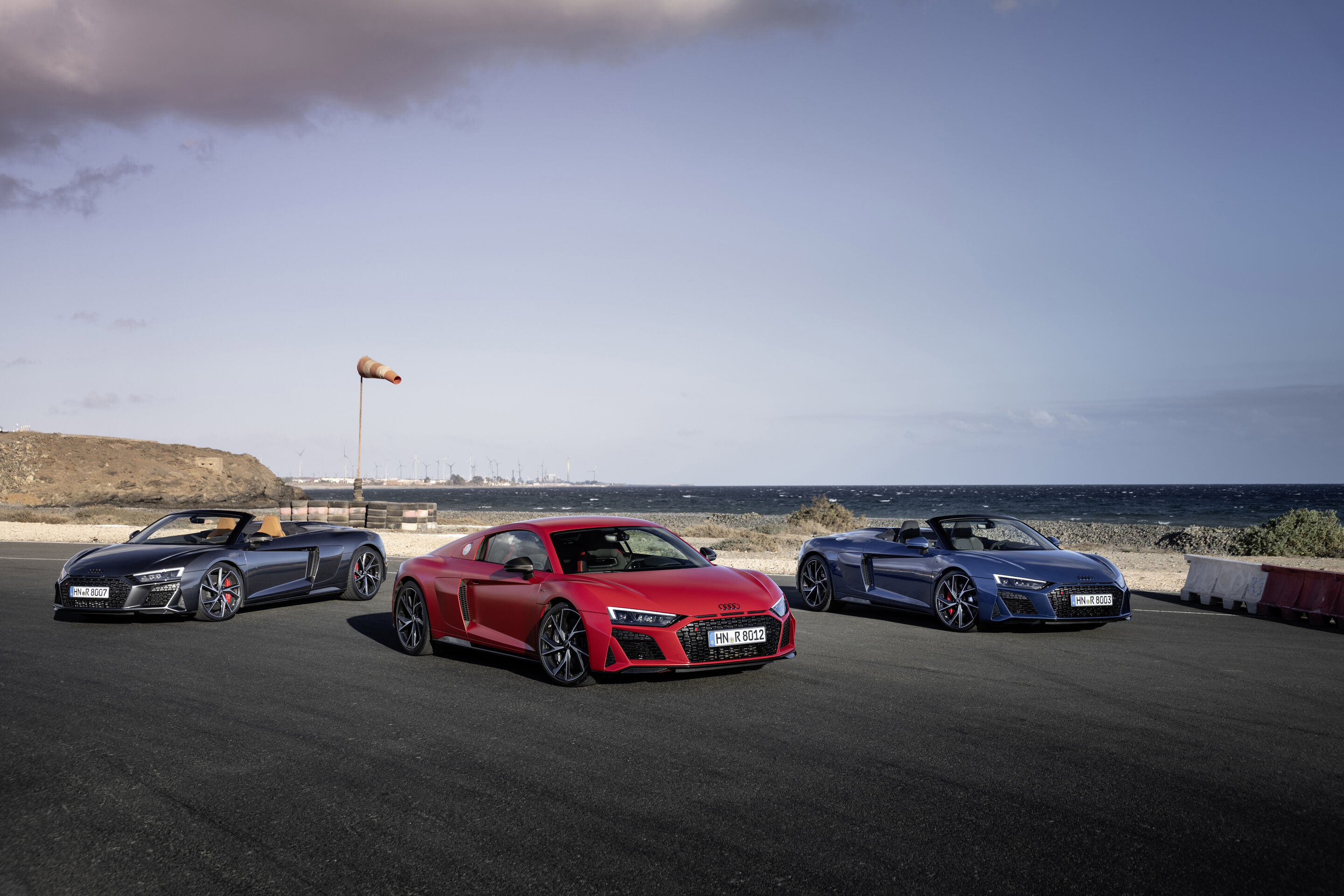 Audi R8 Coupé V10 performance RWD / Audi R8 Spyder V10 performance RWD (bis 2024) - Standaufnahme;
Farbe: Daytonagrau metallic, Tangorot, Ascariblau metallic