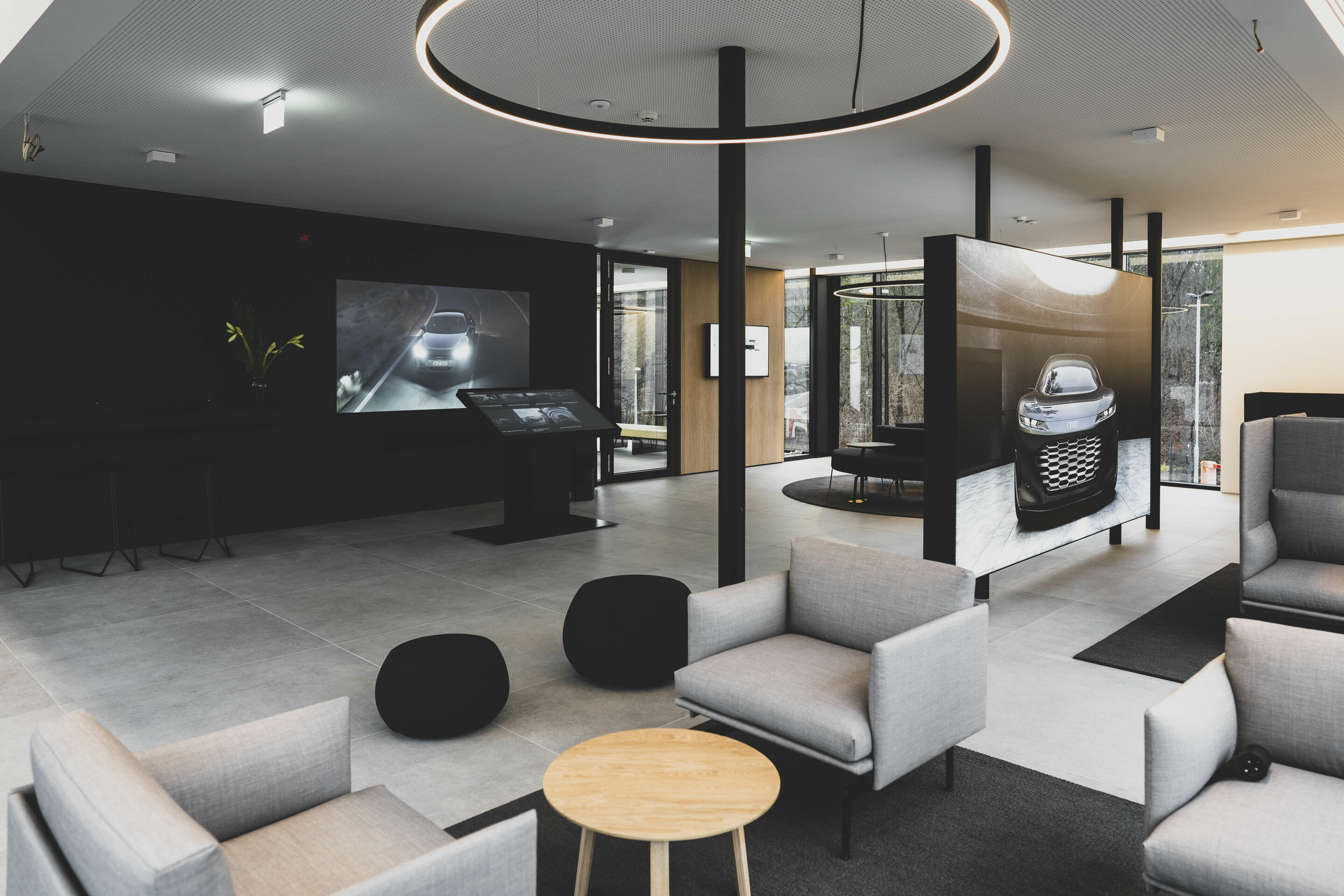 Weltneuheit: Start des Audi charging hub als städtisches Schnellladekonzept - Audi charging hub: Lounge