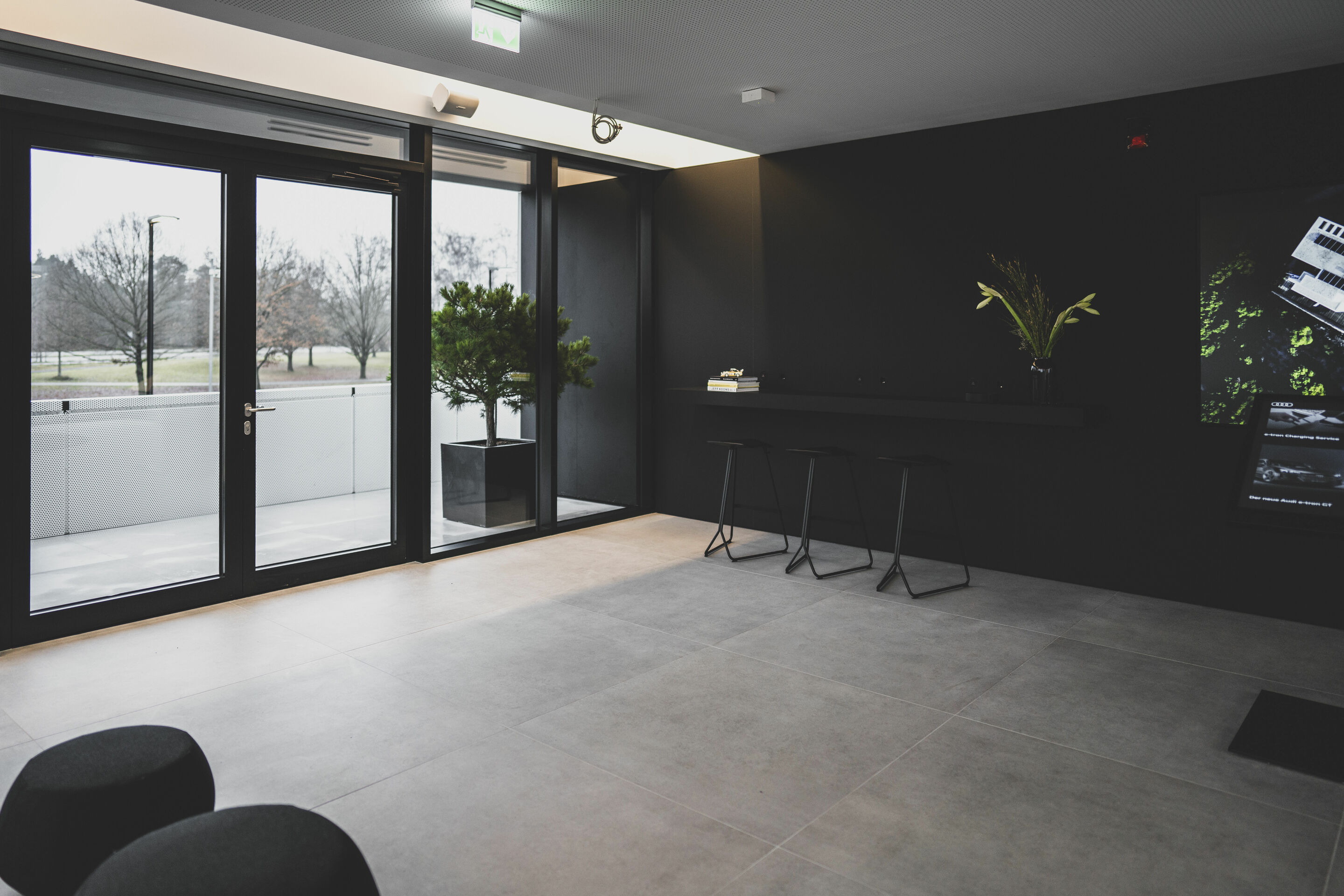 World first: start of the Audi charging hub as an urban quick-charing concept - Audi charging hub: lounge area
