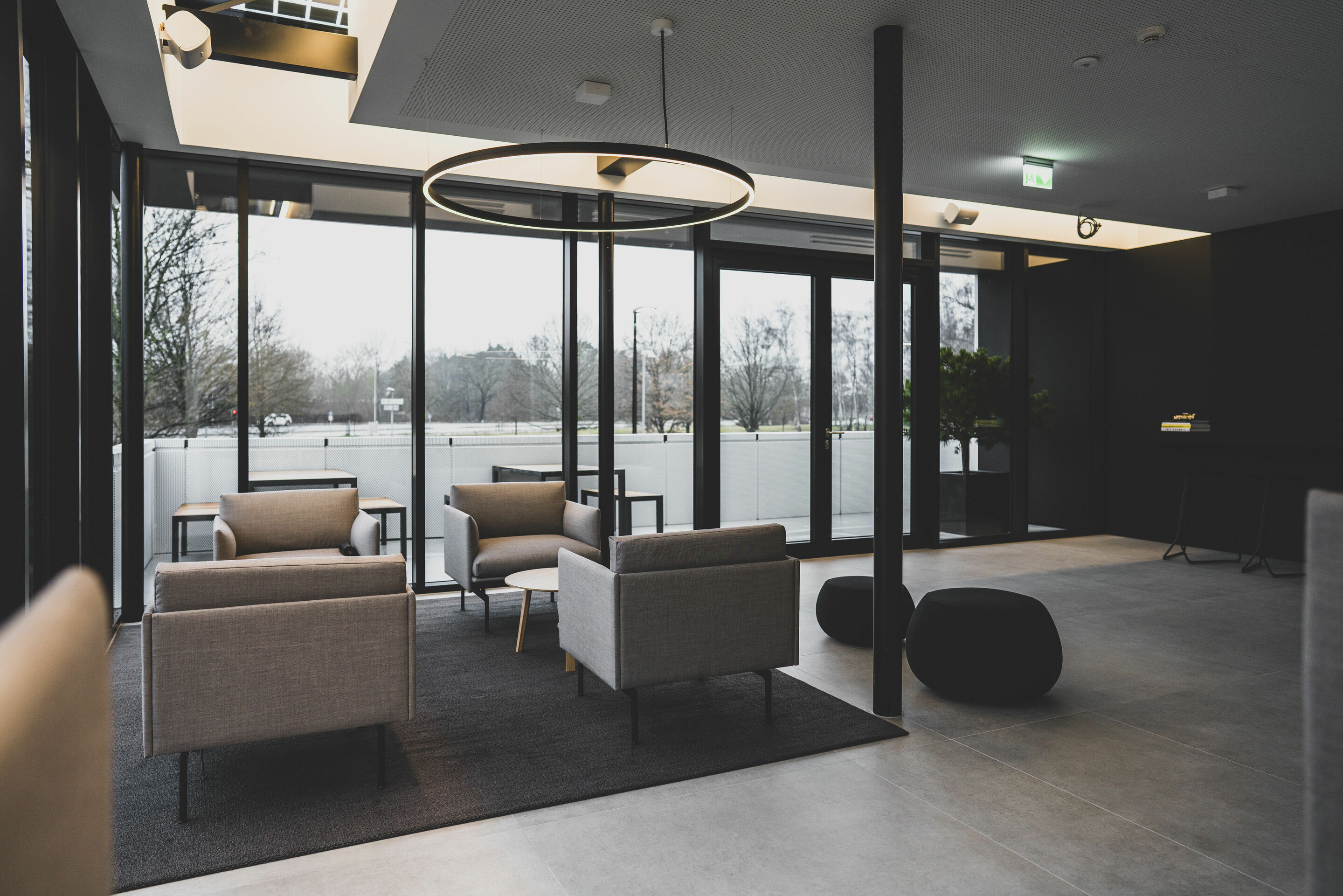 Weltneuheit: Start des Audi charging hub als städtisches Schnellladekonzept - Audi charging hub: Lounge
