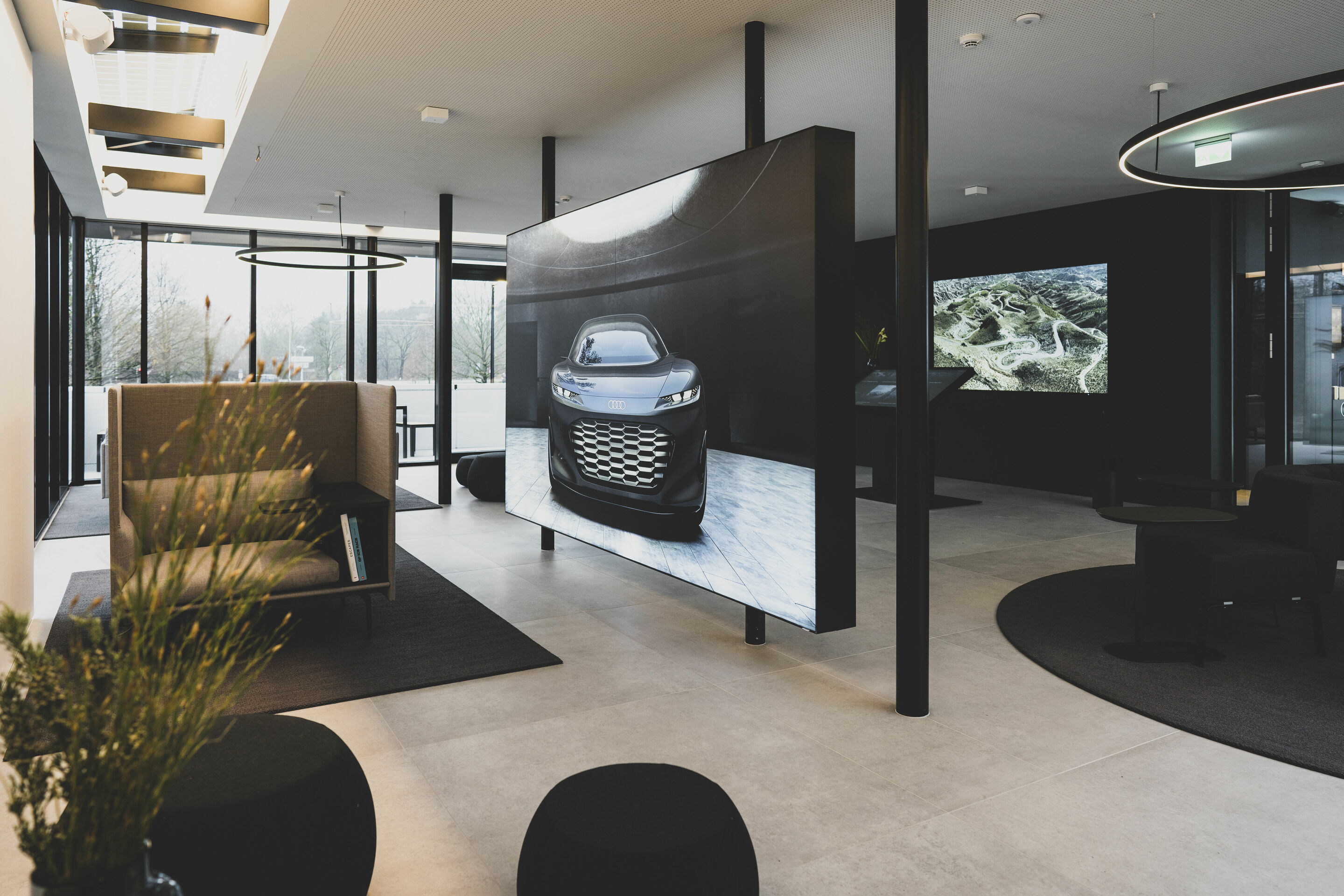 Weltneuheit: Start des Audi charging hub als städtisches Schnellladekonzept - Audi charging hub: Lounge