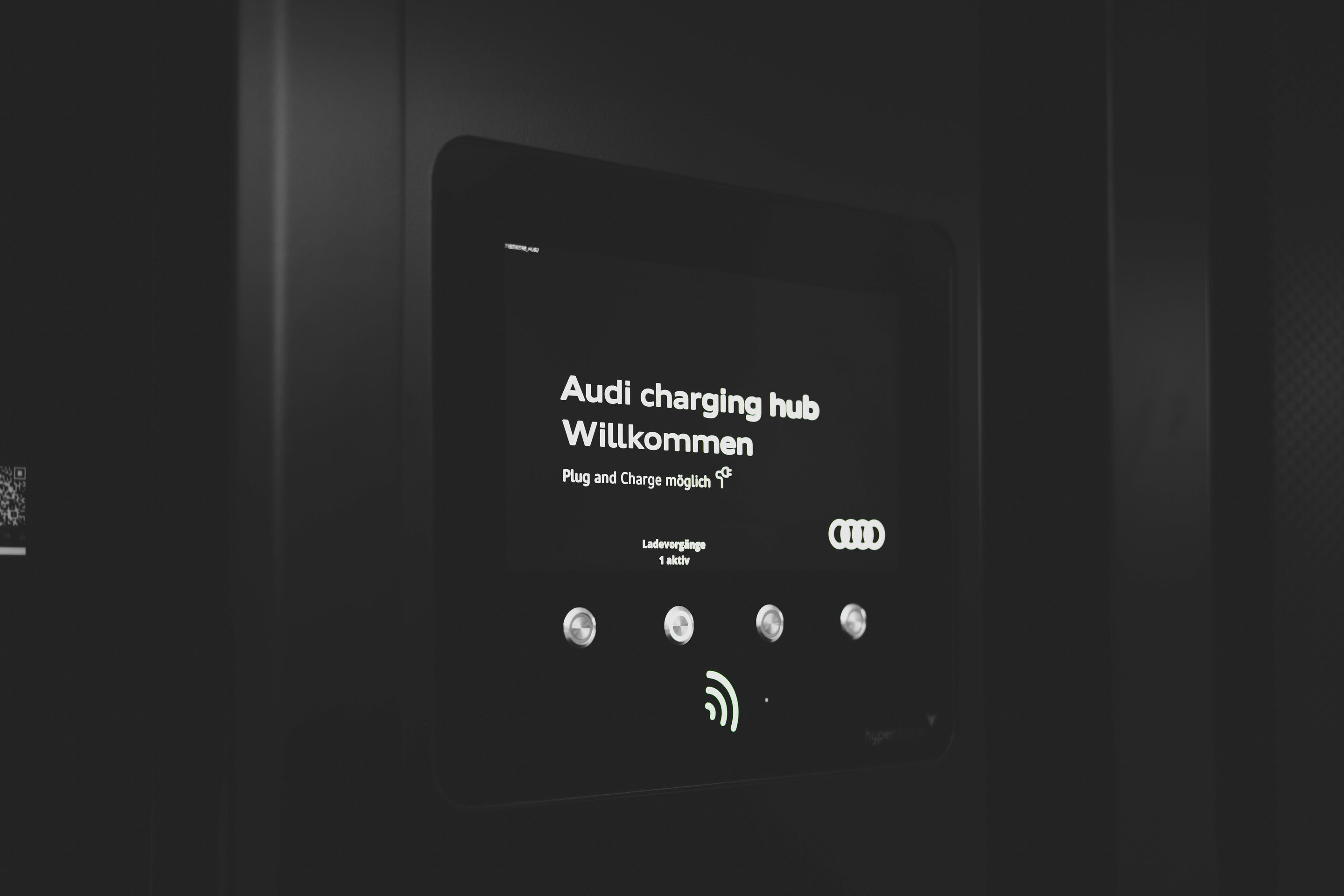 Weltneuheit: Start des Audi charging hub als städtisches Schnellladekonzept - Audi charging hub