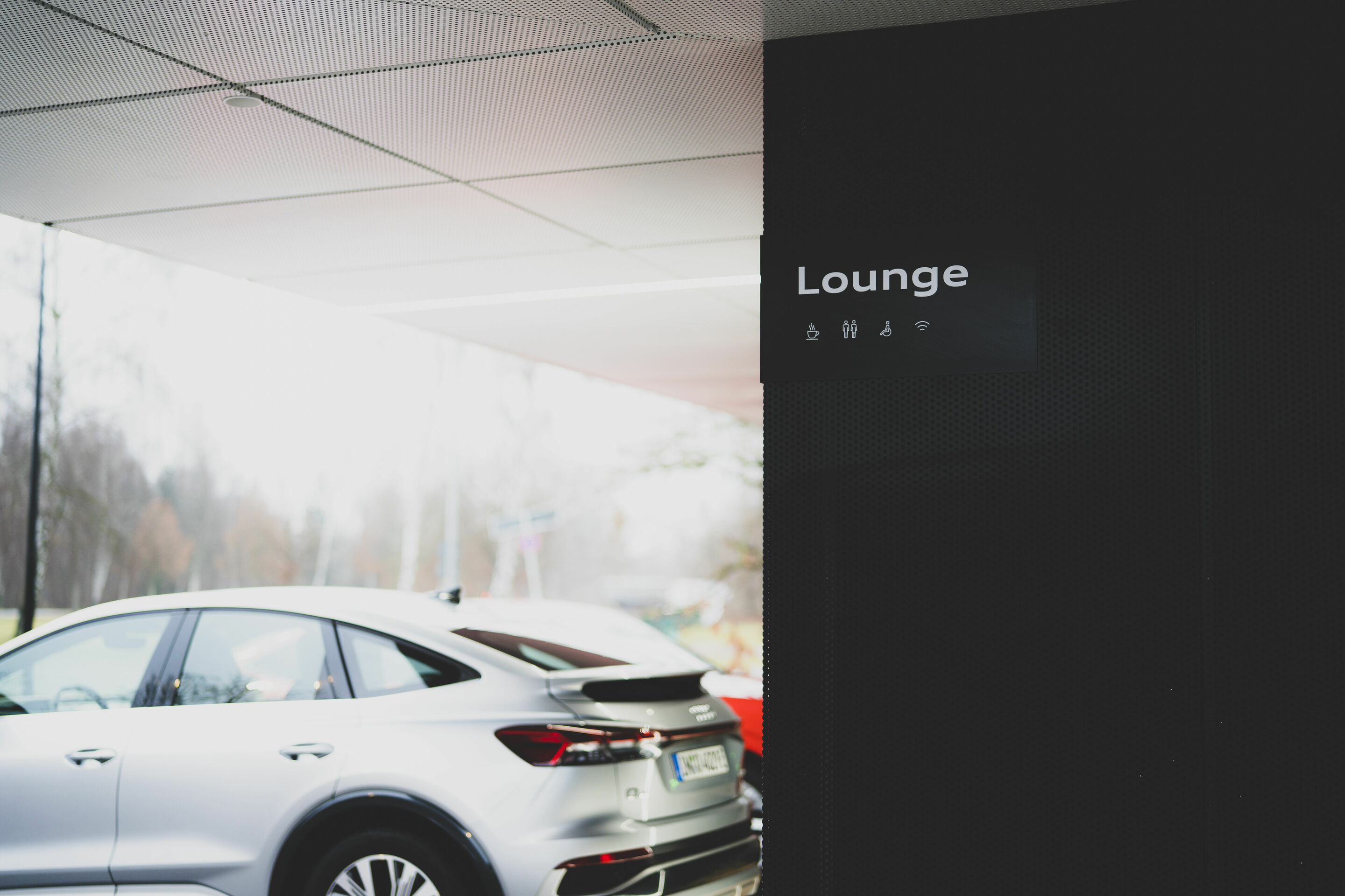 Weltneuheit: Start des Audi charging hub als städtisches Schnellladekonzept - Audi charging hub