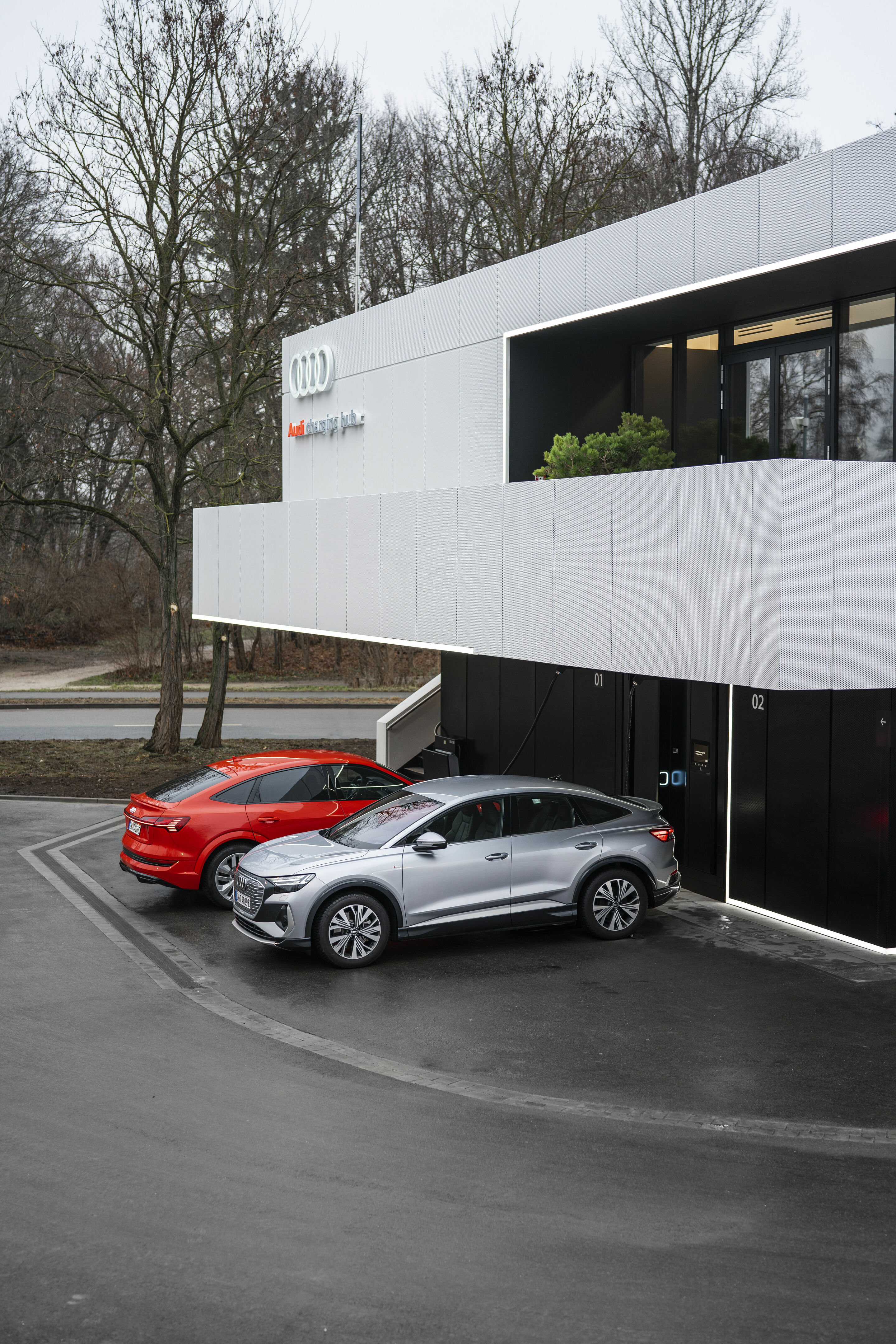 World first: start of the Audi charging hub as an urban quick-charing concept - Audi charging hub