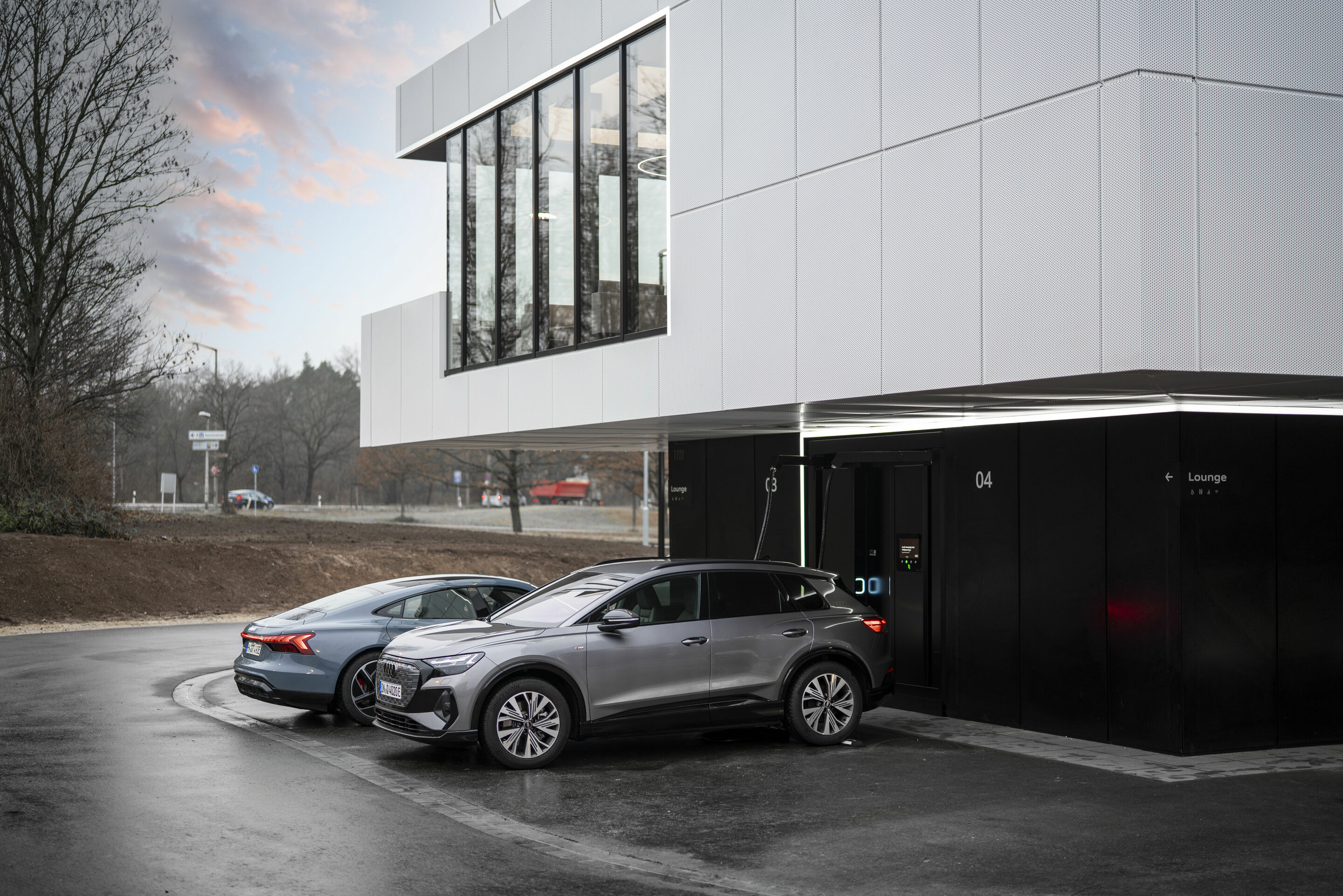 World first: start of the Audi charging hub as an urban quick-charing concept - Audi charging hub
