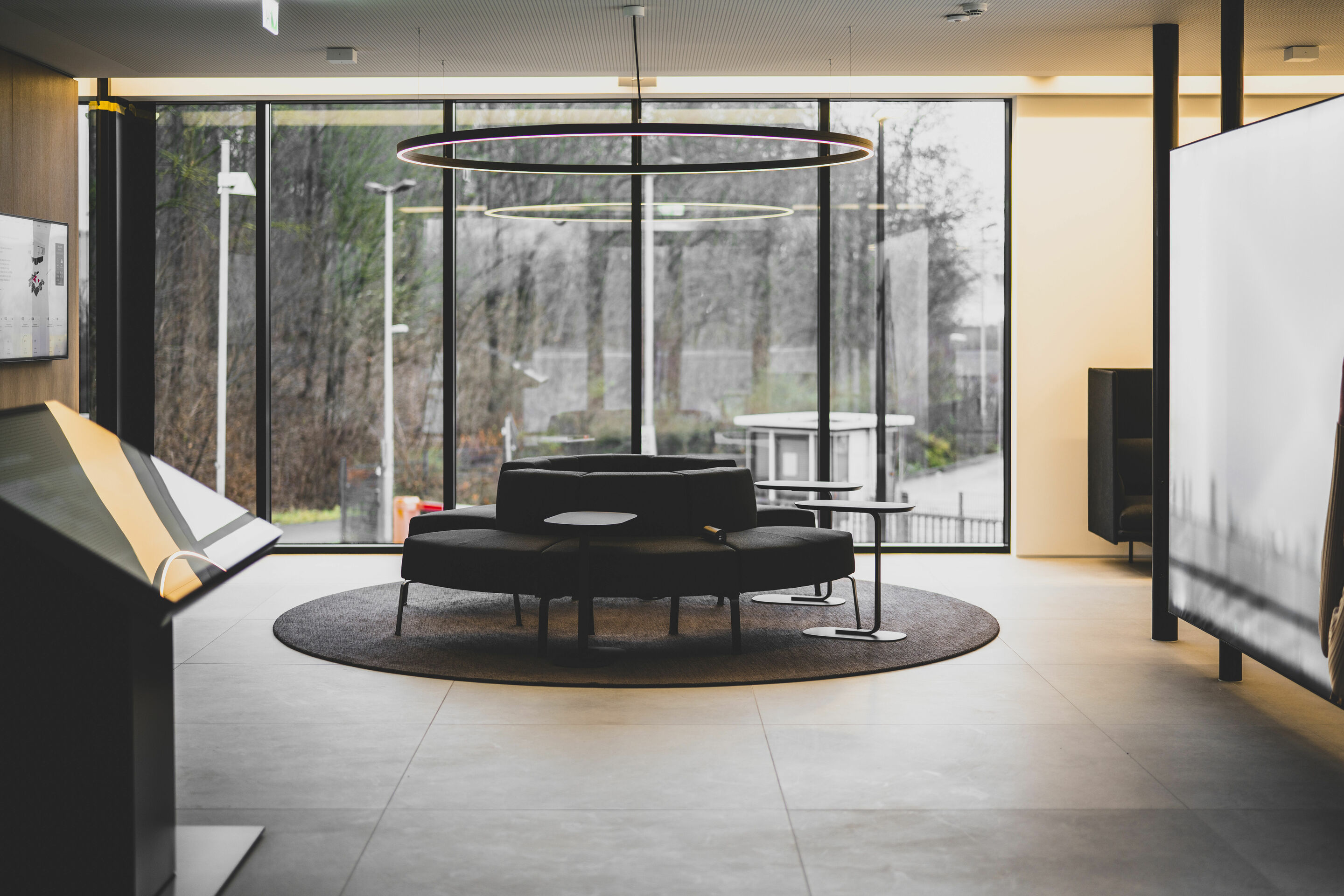 World first: start of the Audi charging hub as an urban quick-charing concept - Audi charging hub: lounge area
