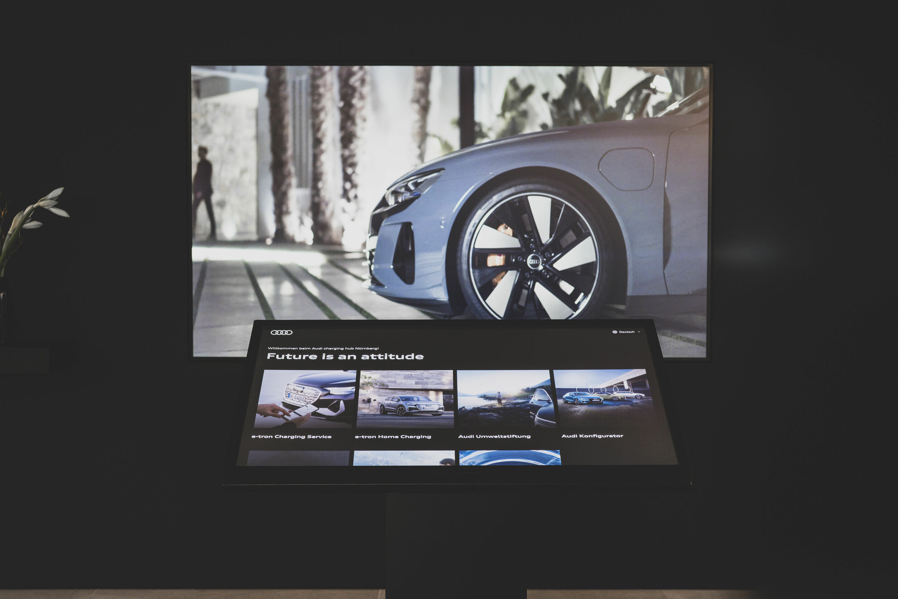 World first: start of the Audi charging hub as an urban quick-charing concept - Audi charging hub: lounge area