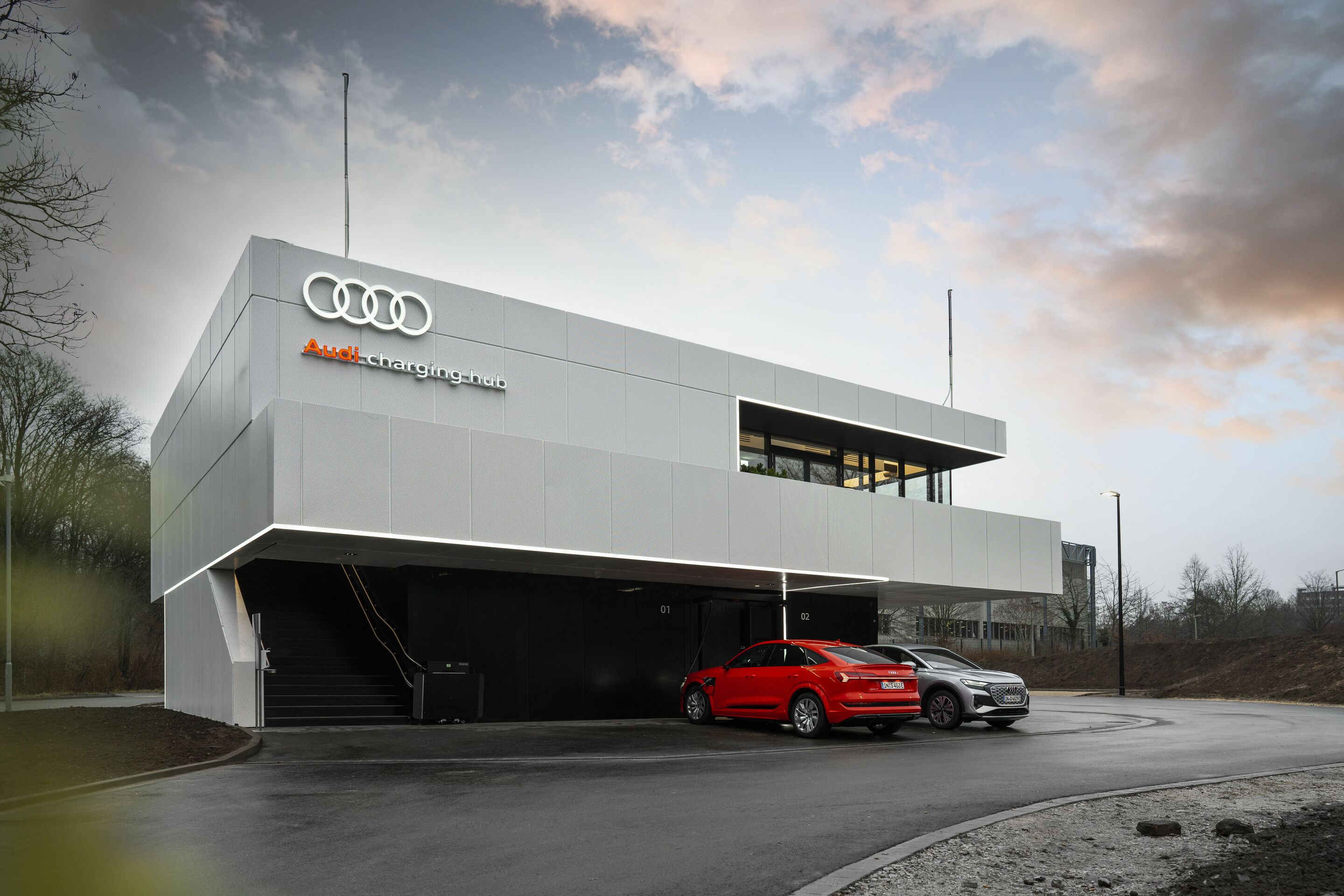 Weltneuheit: Start des Audi charging hub als städtisches Schnellladekonzept - Audi charging hub: Lounge